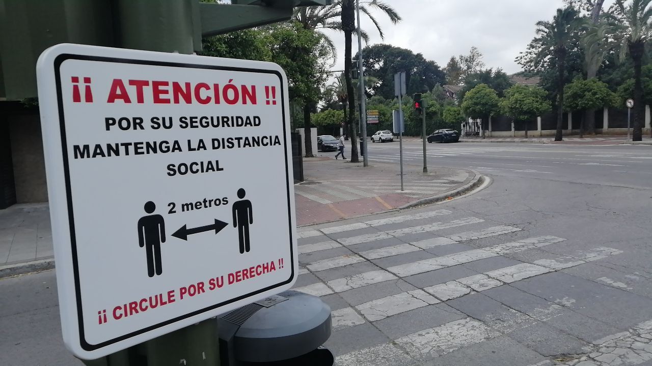 Un cartel reclamando distancia de seguridad en las calles. FOTO: MANU GARCÍA