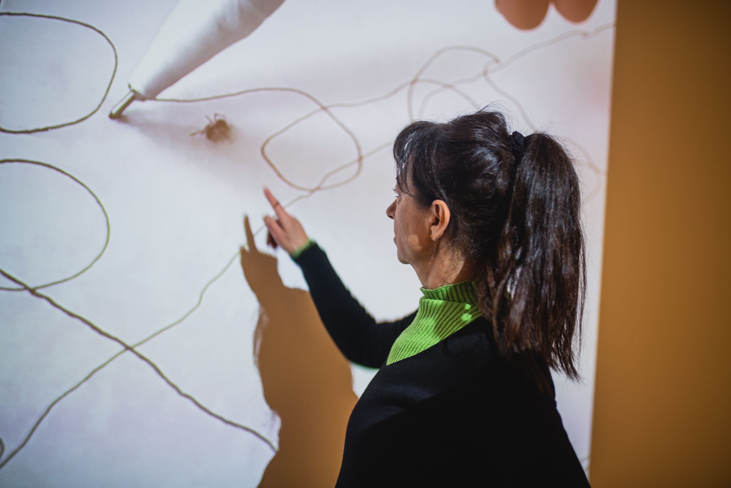 La rondeña, Nuria Carrasco, ante una de las obras de la exposición. MAURI BUHIGAS