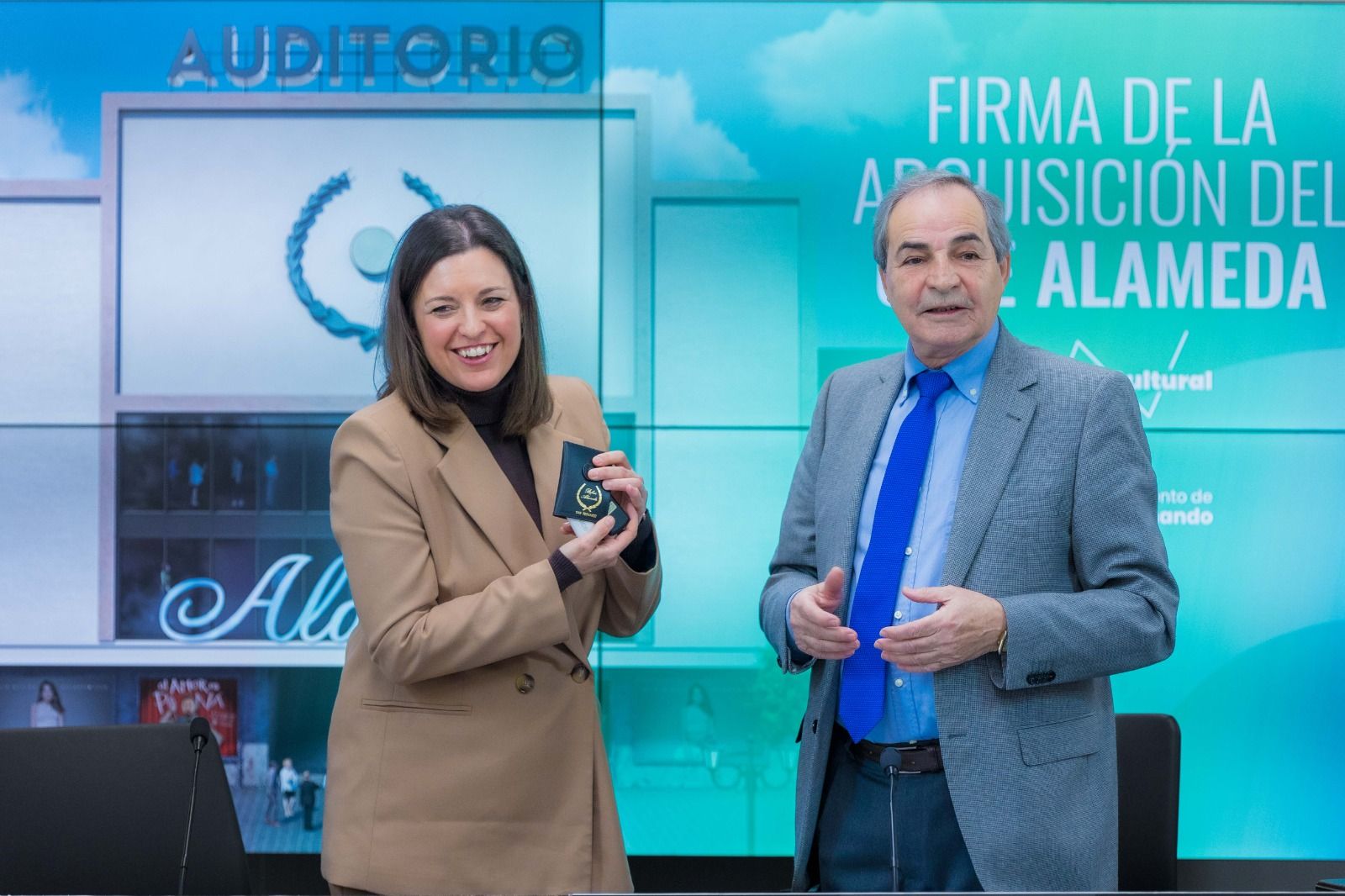 Patricia Cavada, alcaldesa de San Fernando, y el antiguo propietario del Cine Alameda, Emilio Romera, tras firmar la compraventa este jueves.