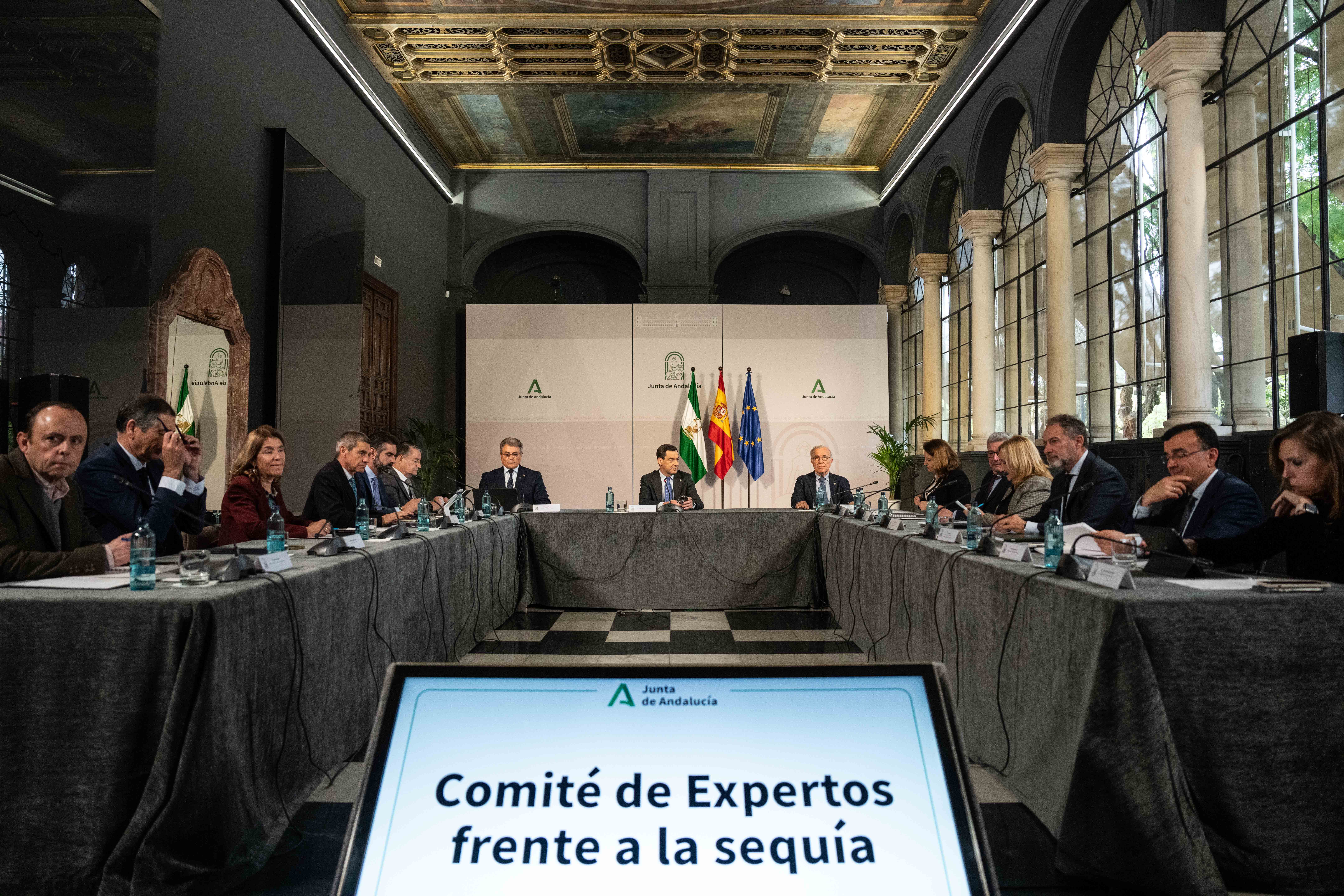 Juanma Moreno presidiendo el Comité de Expertos frente a la Sequía donde ha anunciado un plan para los próximos meses.