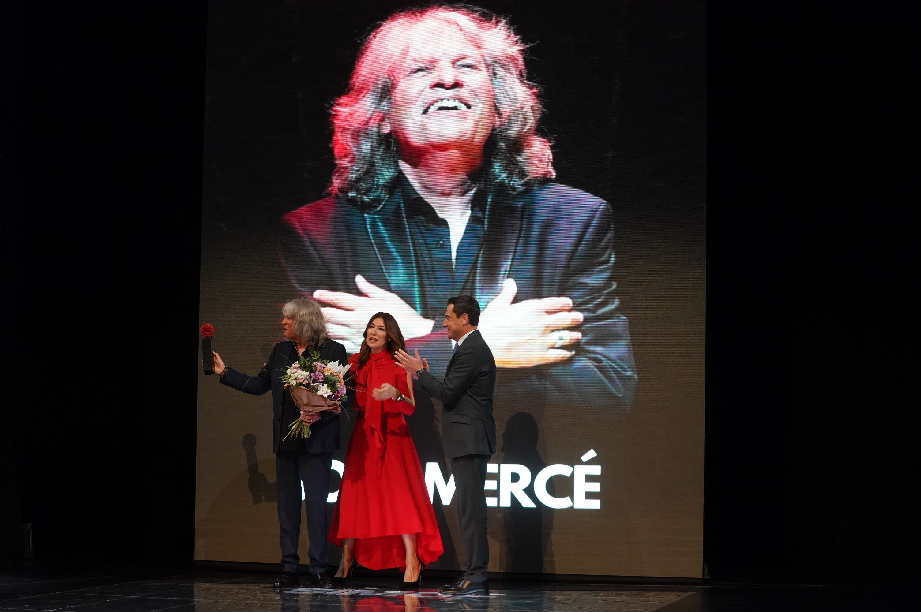 Mercé recogiendo el premio Flamenco en la Piel.