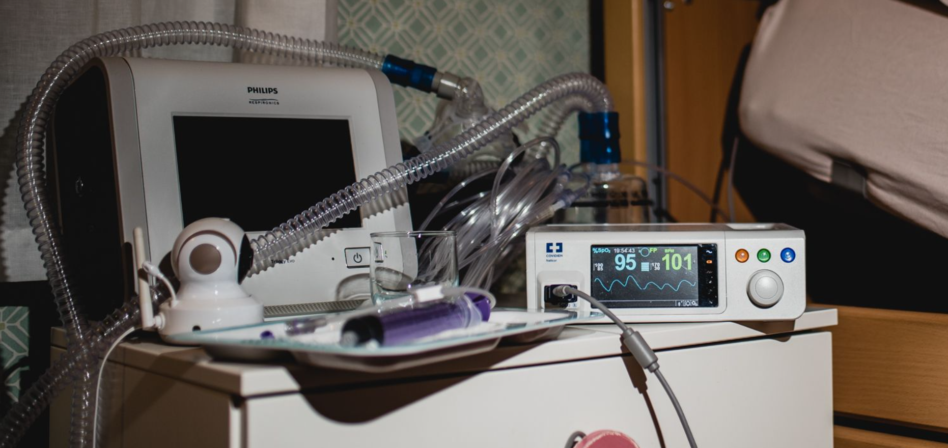 Una mesilla de noche de una de las muchas familias que reclaman mejoras para el servicio de paliativos pediátricos.