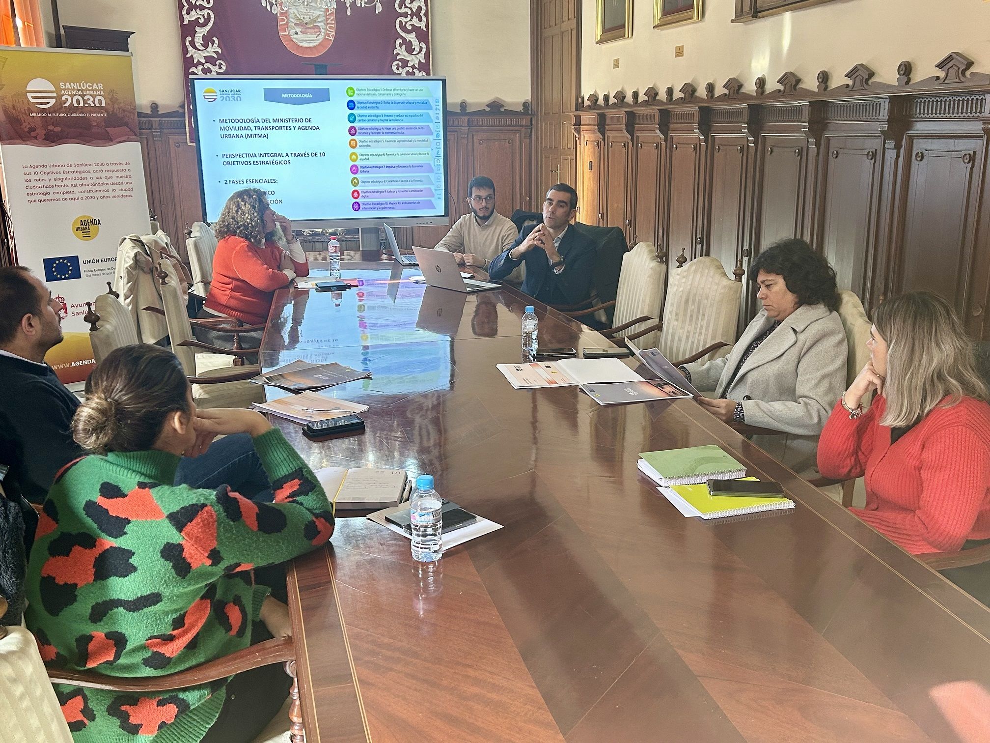 Avanza el desarrollo de la Agenda Urbana de Sanlúcar 2030. Imagen de la reunión celebrada en el Ayuntamiento. 