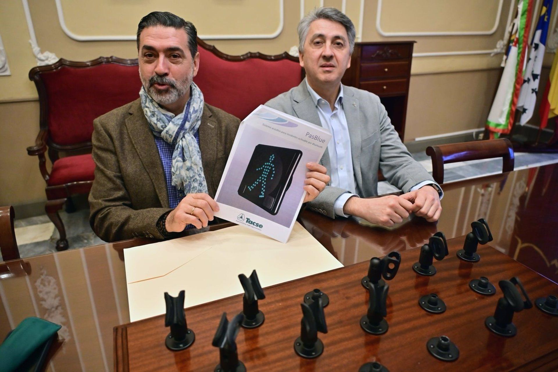 Cádiz instalará avisadores acústicos para mejorar la seguridad de las personas ciegas. El concejal y el director de la ONCE en la presentación.