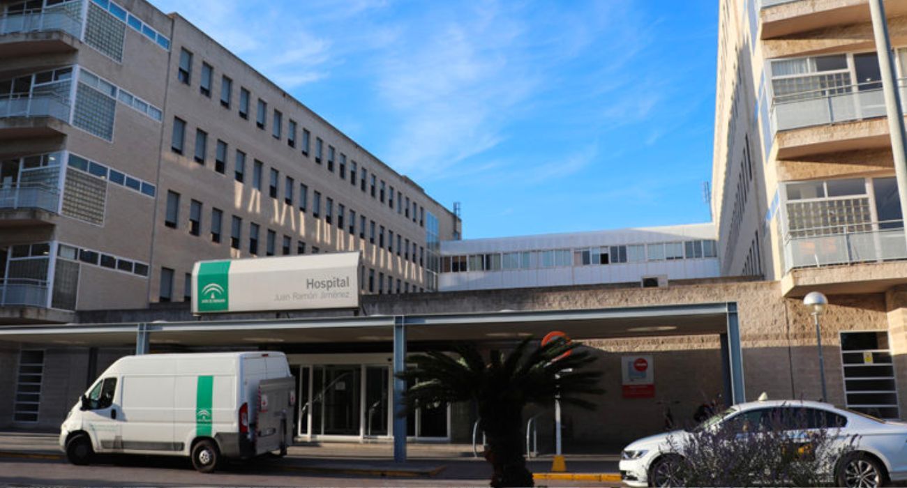 Denuncian el colapso en las urgencias del Hospital Juan Ramón Jiménez de Huelva, con enfermos hacinados en los pasillos.
