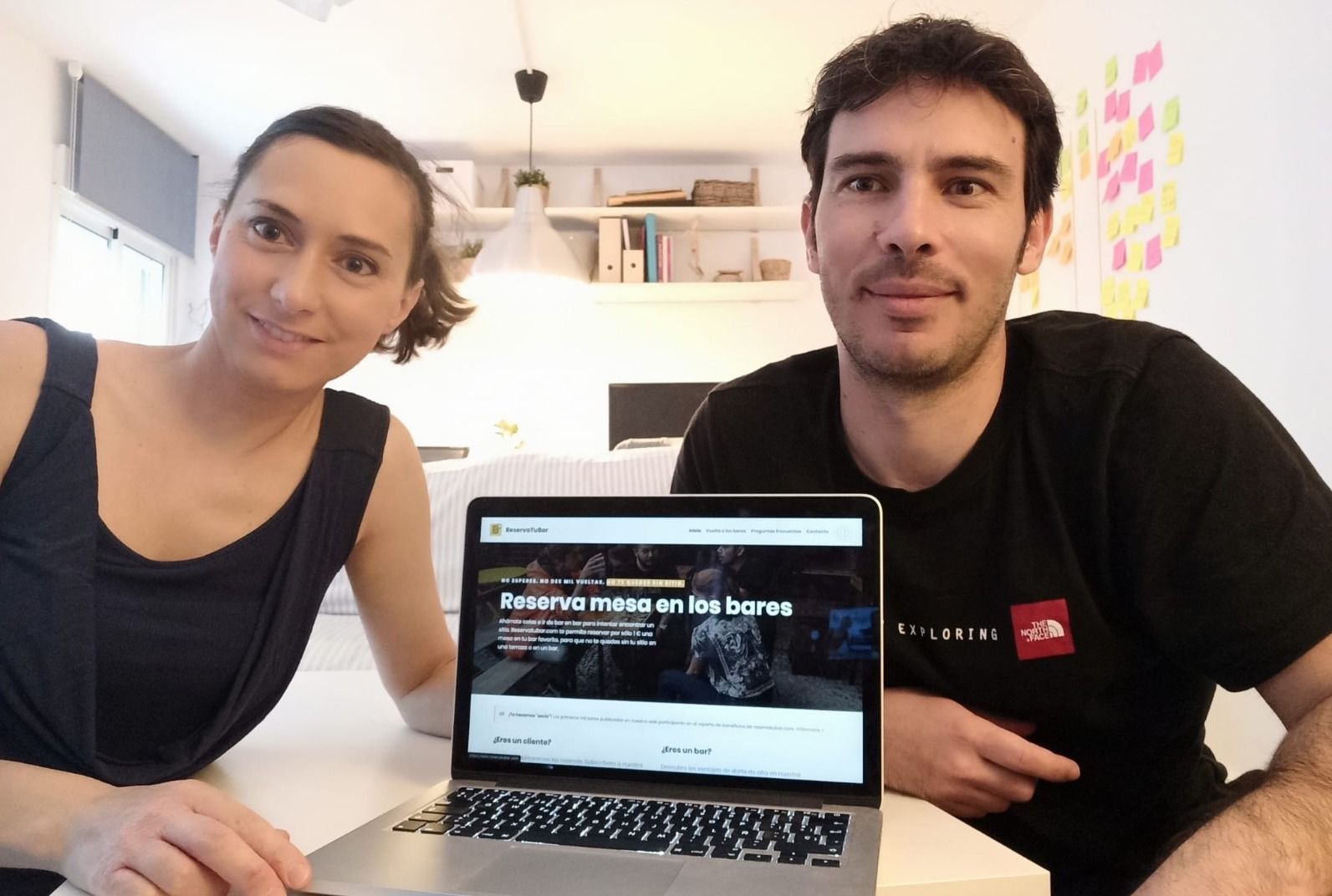 Cristina y Joaquín, en su casa de Madrid, ante su plataforma 'reservatubar.com'.