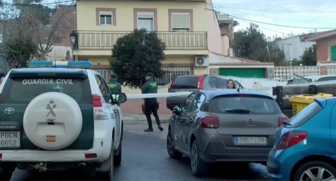 La Guardia Civil, delante de la casa donde han sido encontrados tres hermanos calcinados.