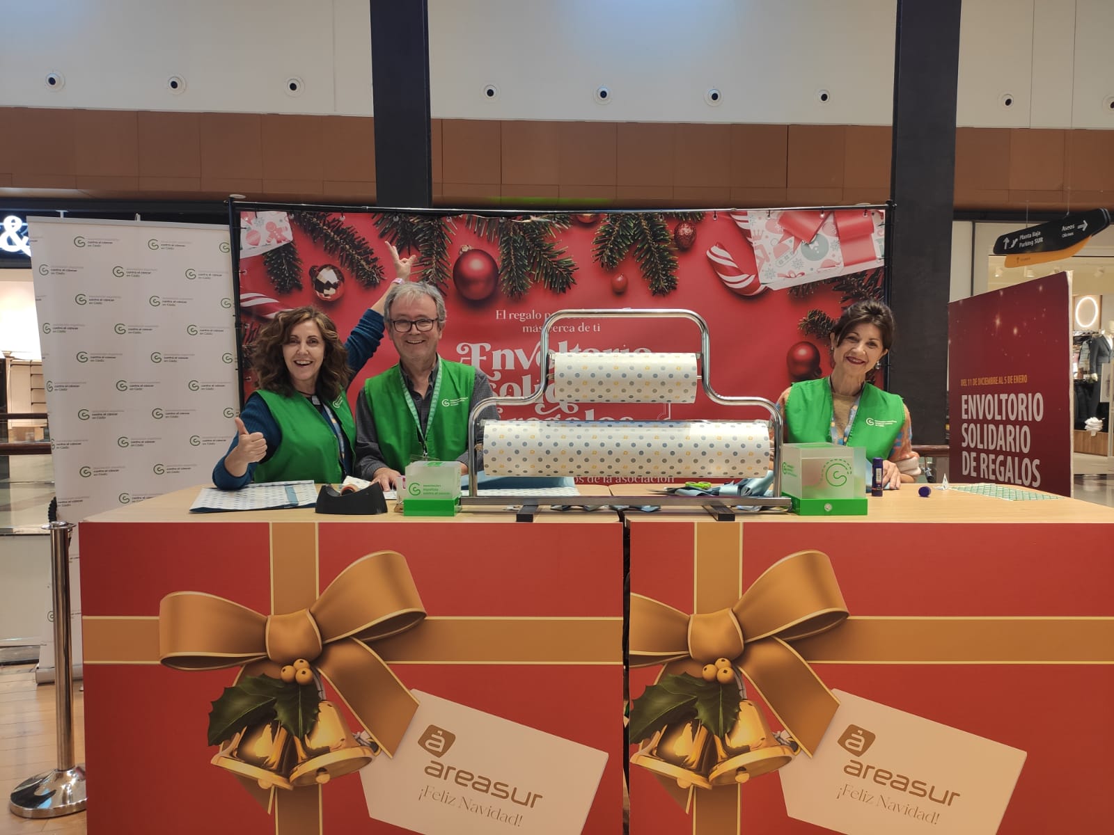 Recaudados más de 8.500 euros en Área Sur Jerez para la lucha contra era cáncer. Voluntarios empaquetando en Navidad.