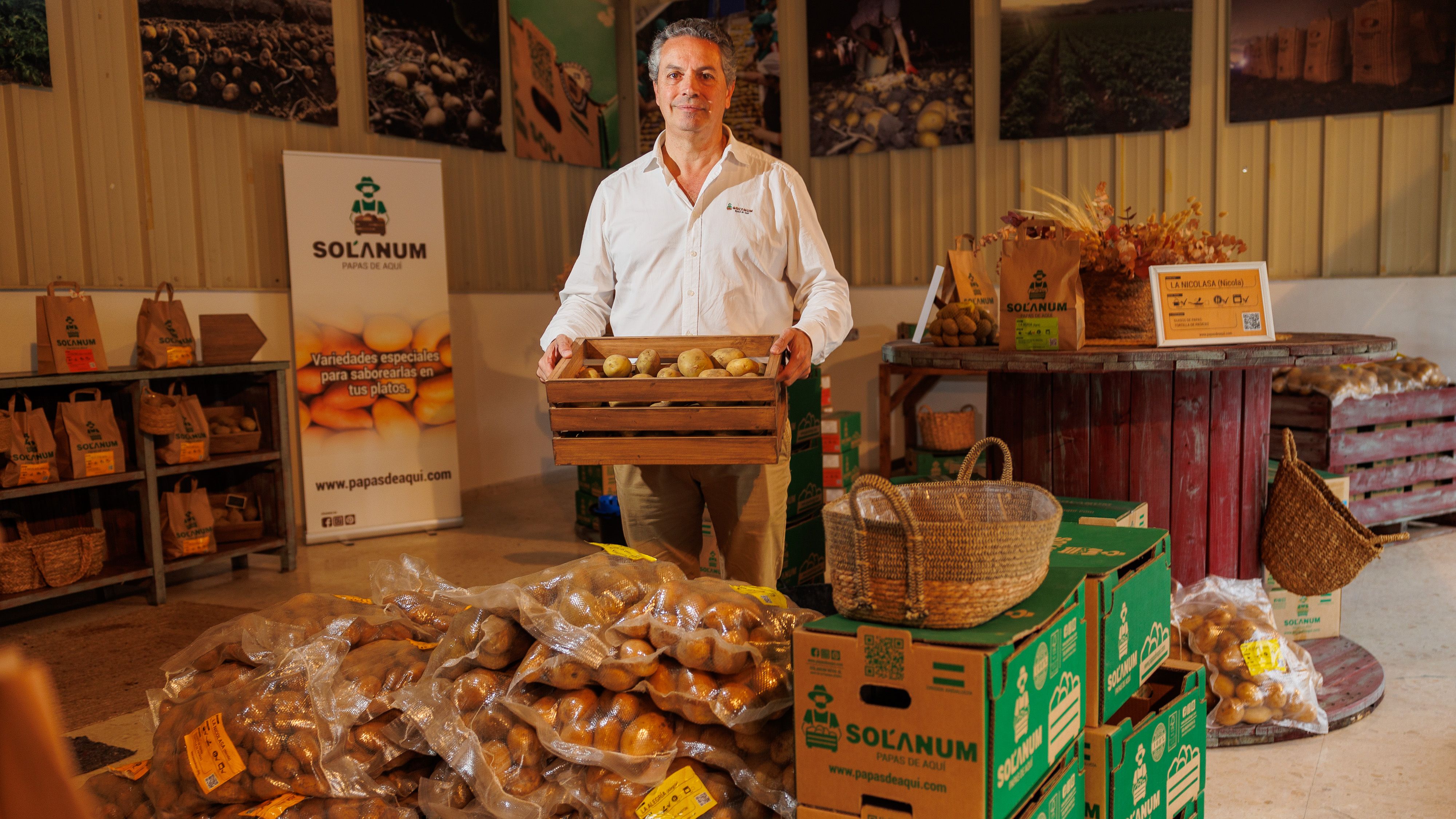 Iñaki de la Calle, director comercial de Solanum Nova, con las variedades de Papas de Aquí en la tienda de Jerez.