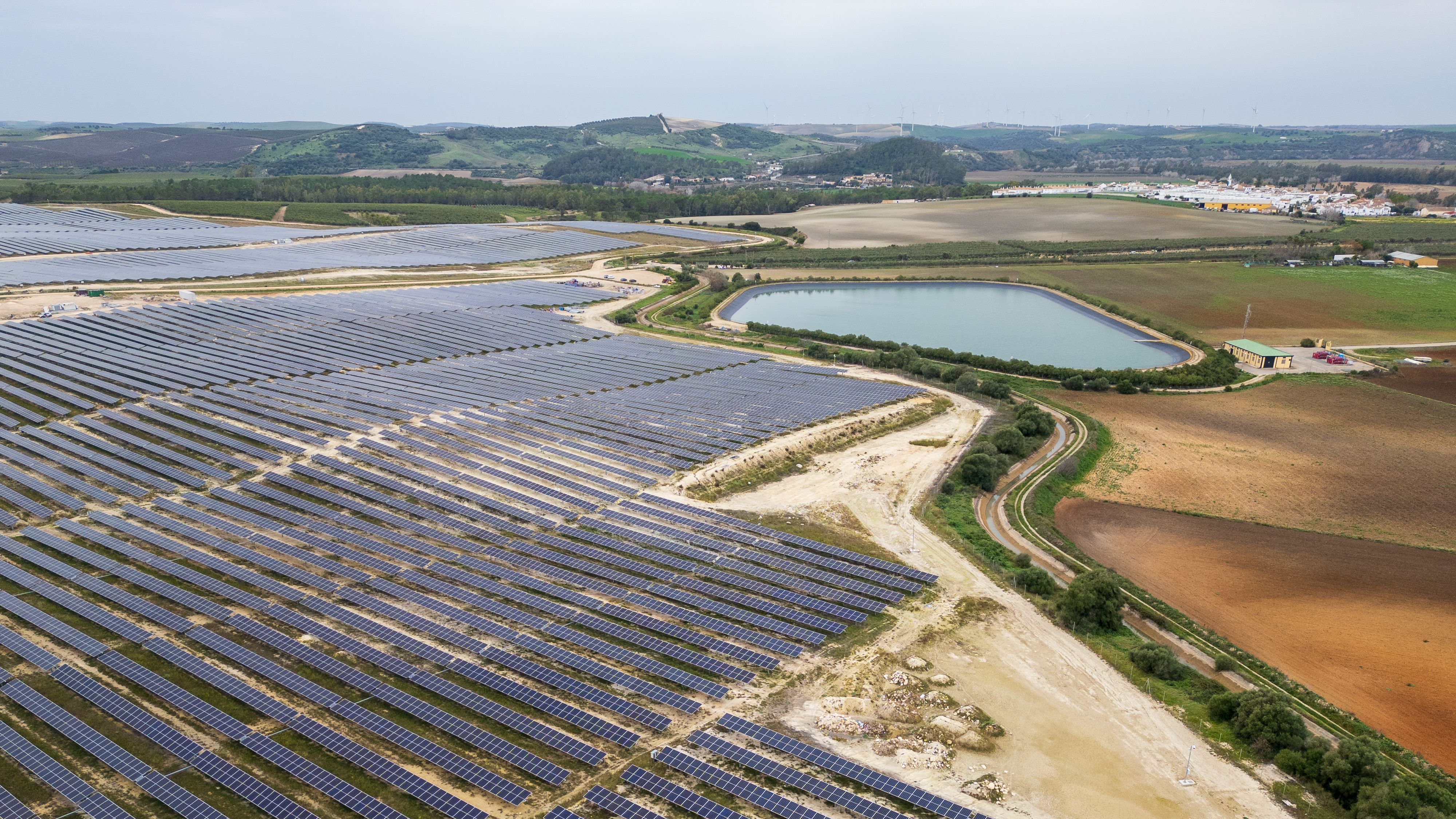Una de las plantas solares que Repsol tiene en el entorno de Torrecera, que se ve al fondo.