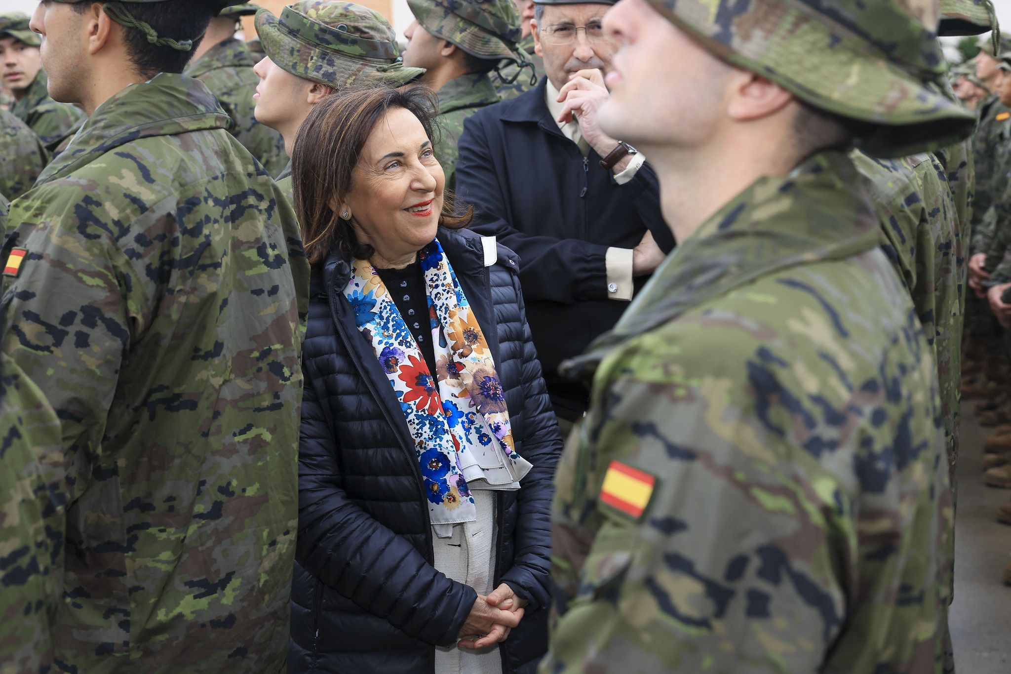 Margarita Robles durante una visita a militares en una imagen reciente. 