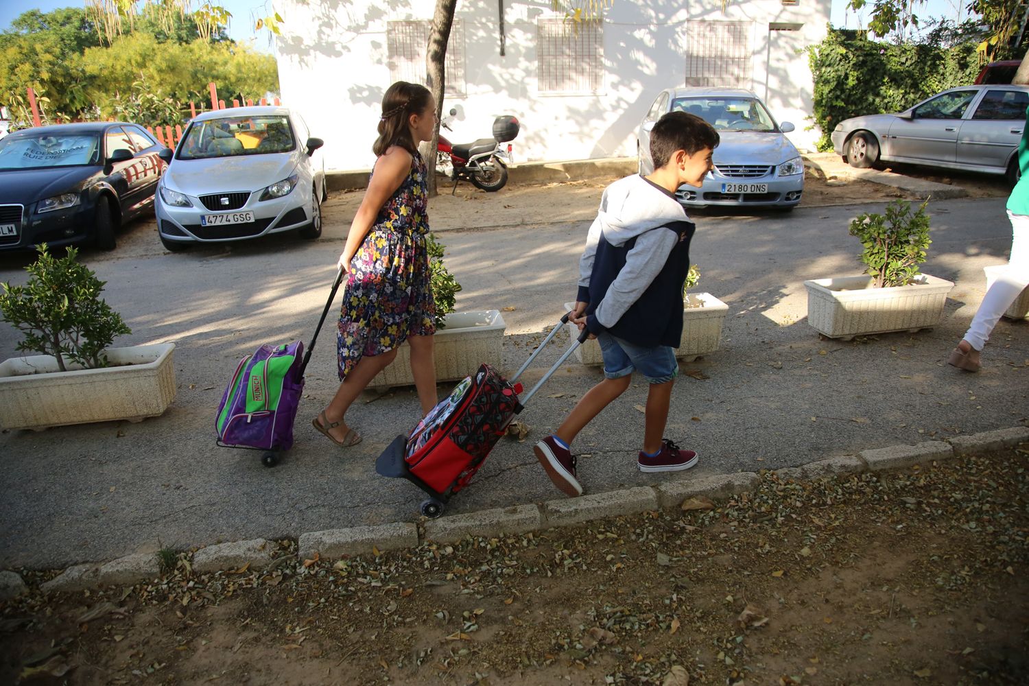 Dos niños el primer día de colegio.