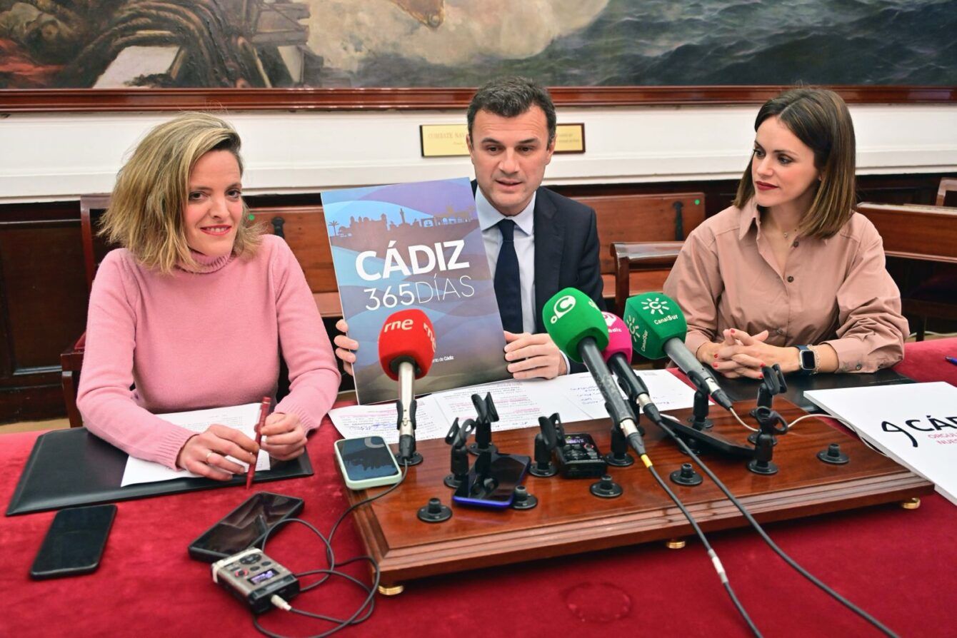 El alcalde y las delegadas de Turismo y Cultura, con una de las campañas a presentar en Fitur.