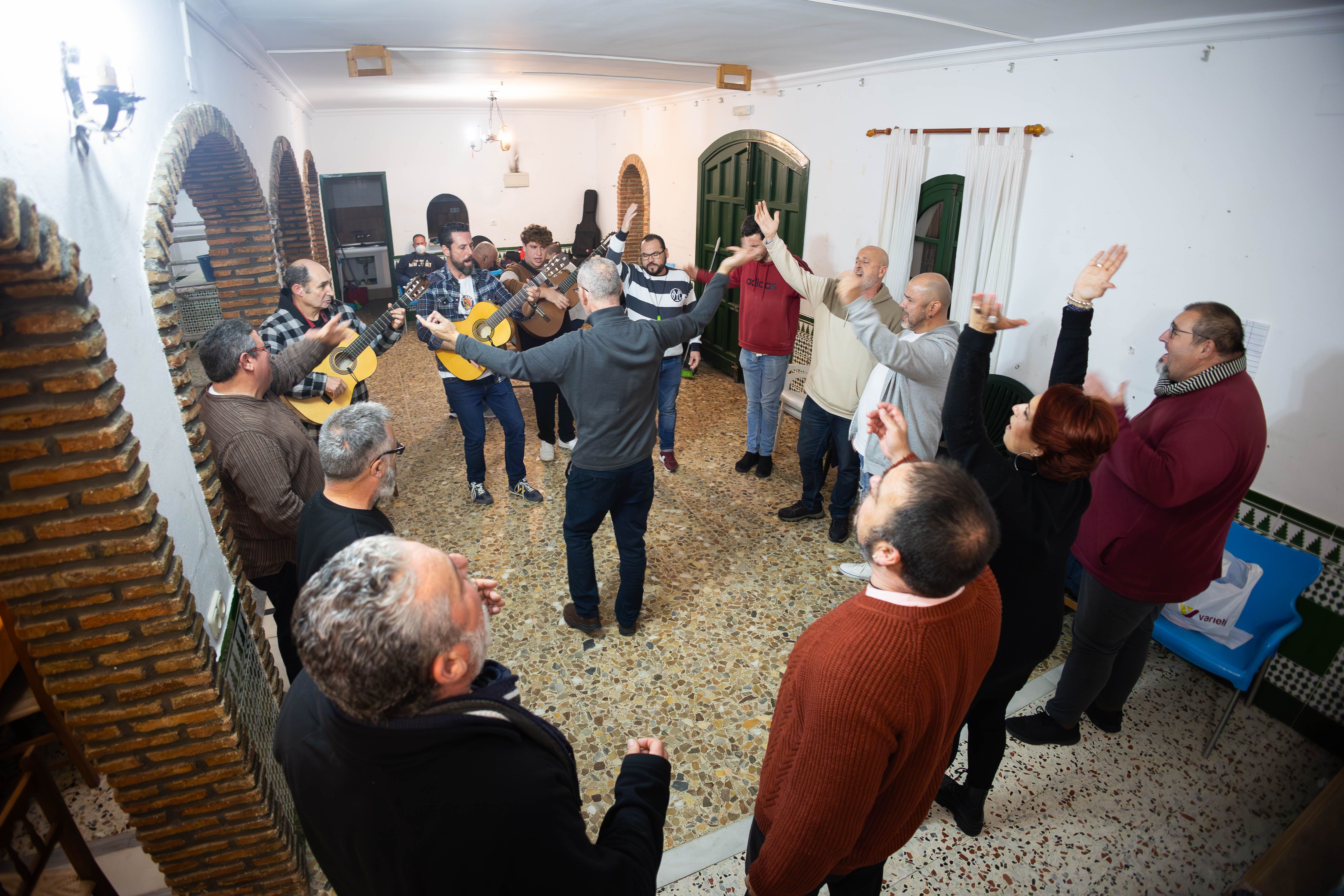 Un momento del ensayo de la comparsa La calle de la Curva en Jerez.