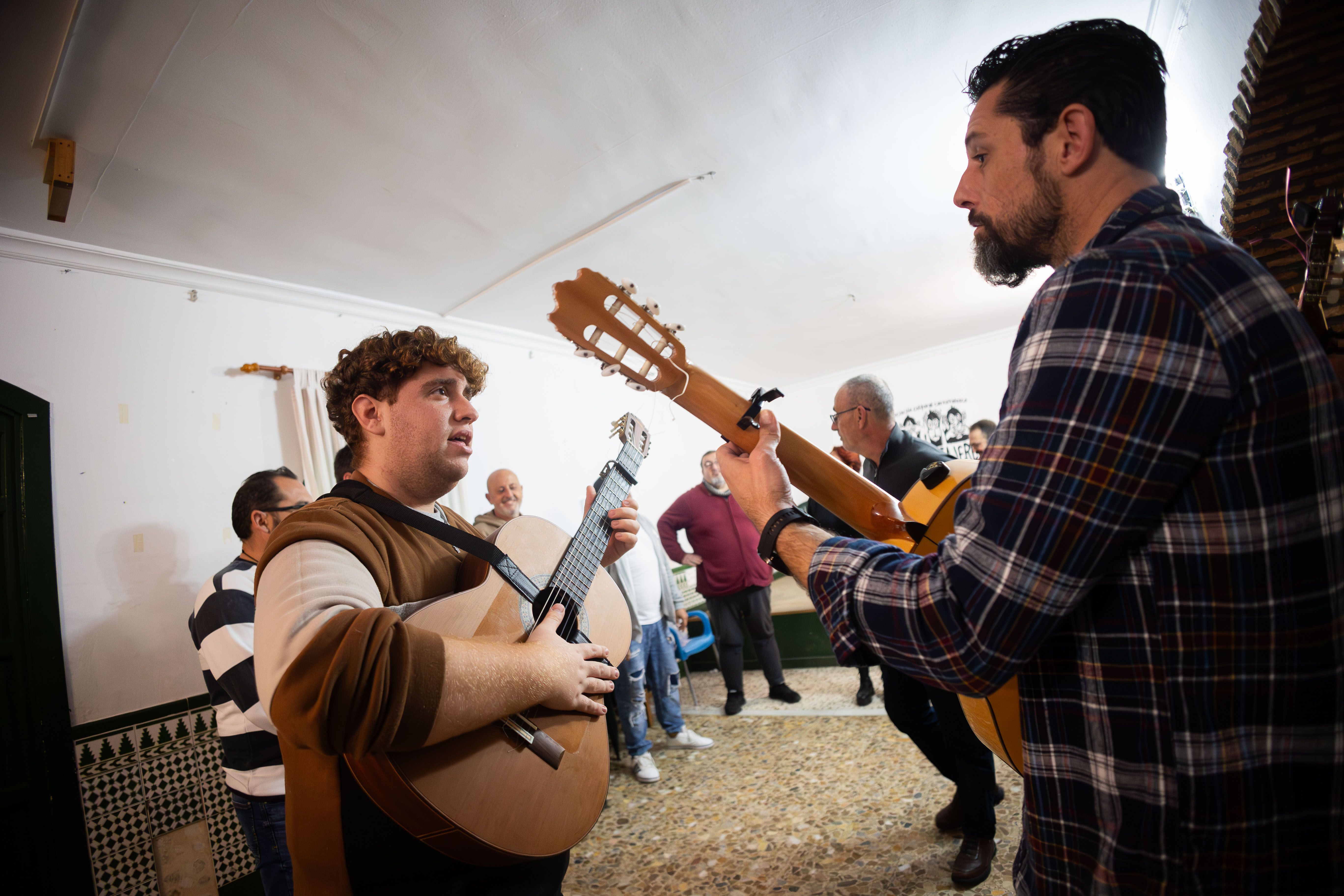 Los integrantes interpretan las letras.