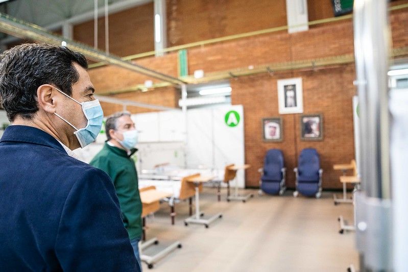 Juan Manuel Moreno y Elías Bendodo, en un hospital de campaña. FOTO: JUNTA DE ANDALUCÍA