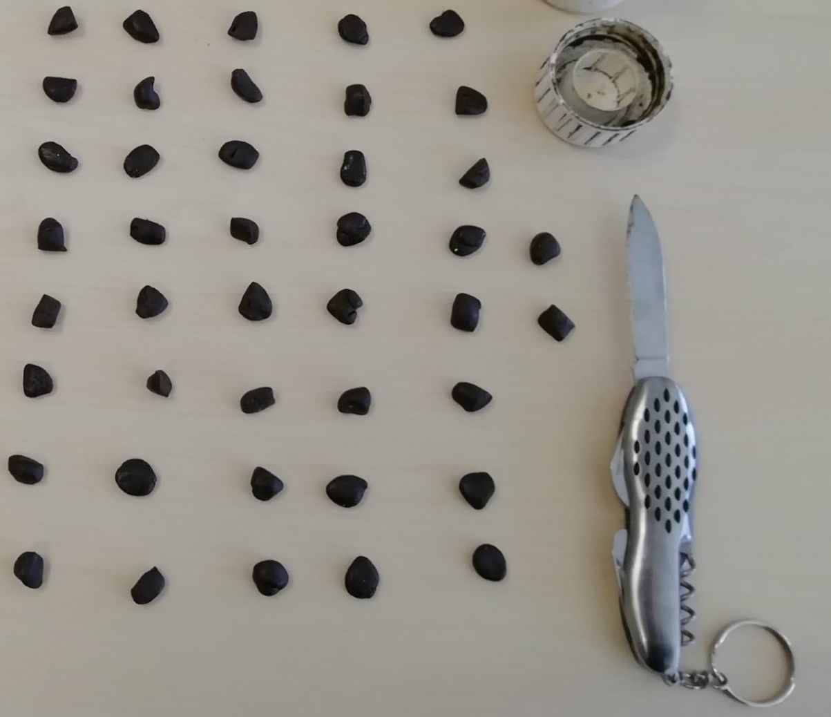 El hachís incautado al detenido.