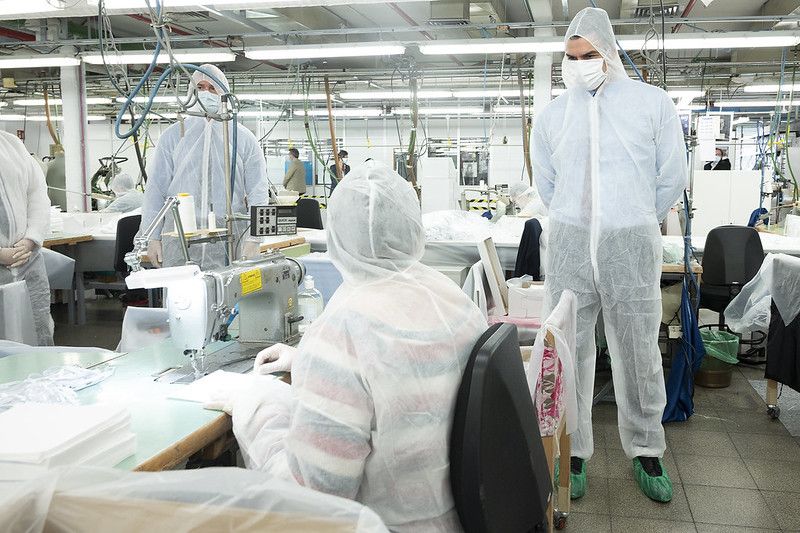 El presidente Pedro Sánchez, en una fábrica de confección de mascarillas. FOTO: MONCLOA