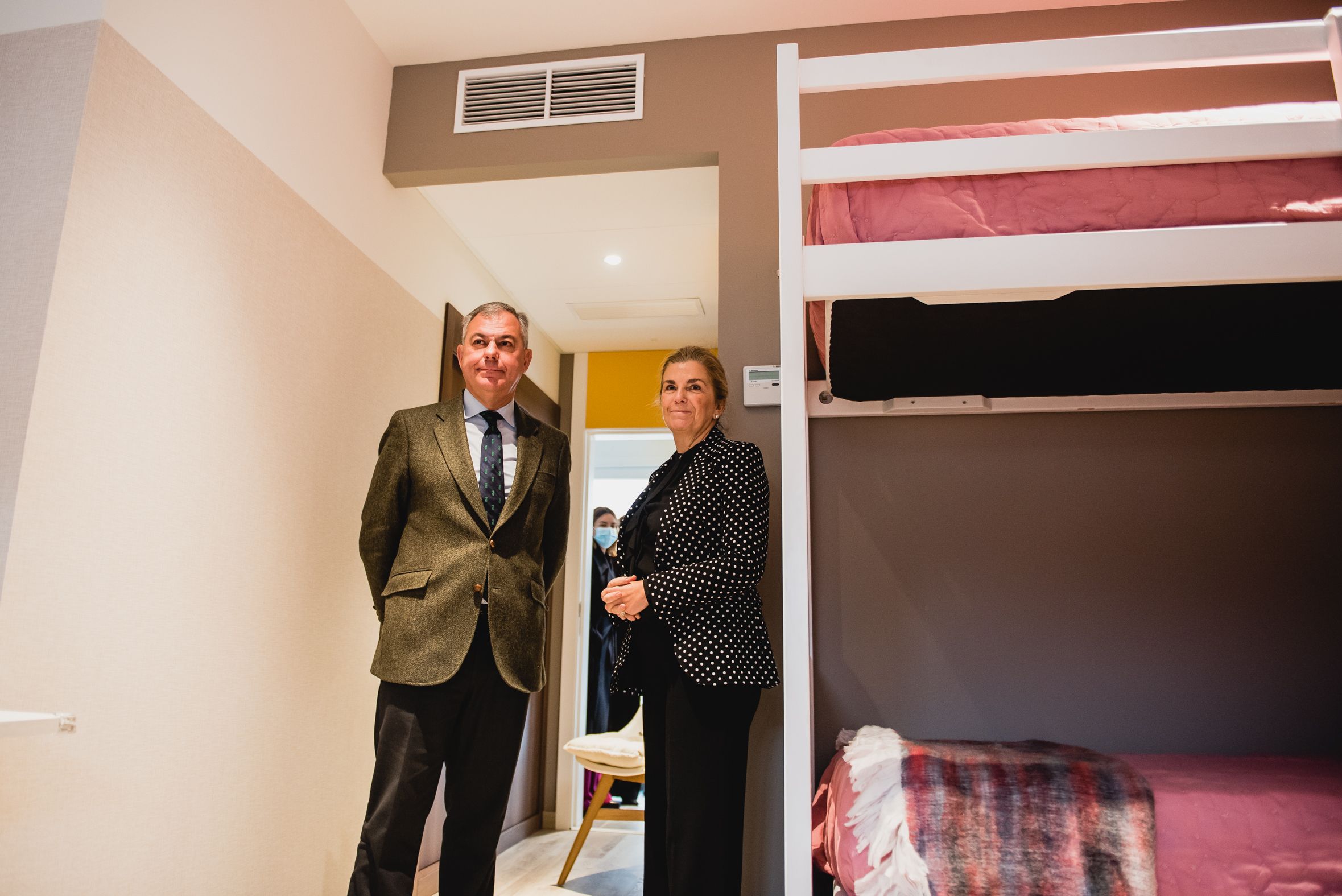 José Luis Sanz, alcalde de Sevilla, con Blanca Moreno, de McDonald's.