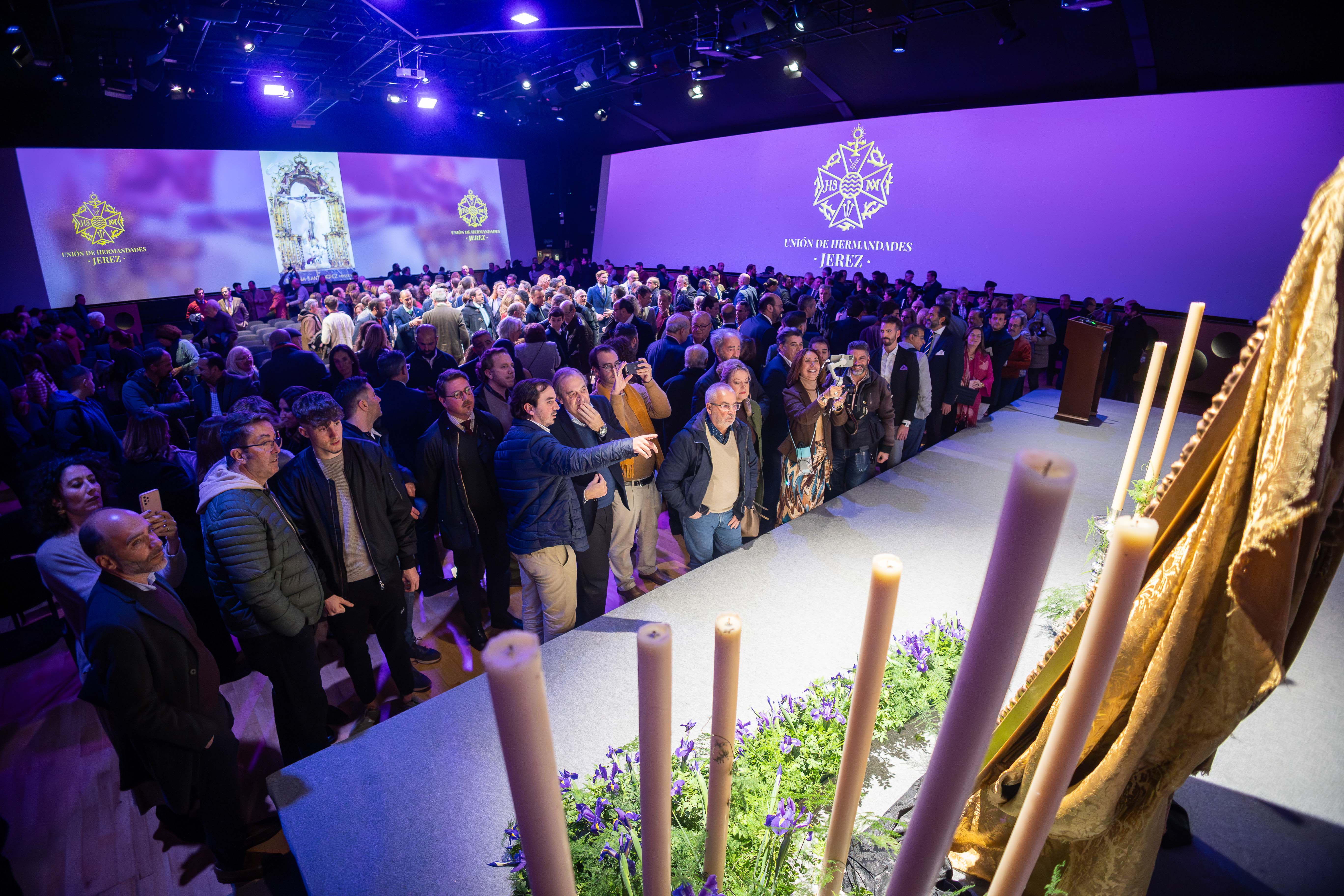 El lleno en la sala visto desde la posición que ocupaba en cartel antes de retirarse el paño que lo cubría. El lleno en la sala visto desde la posición que ocupaba en cartel antes de retirarse el paño que lo cubría.