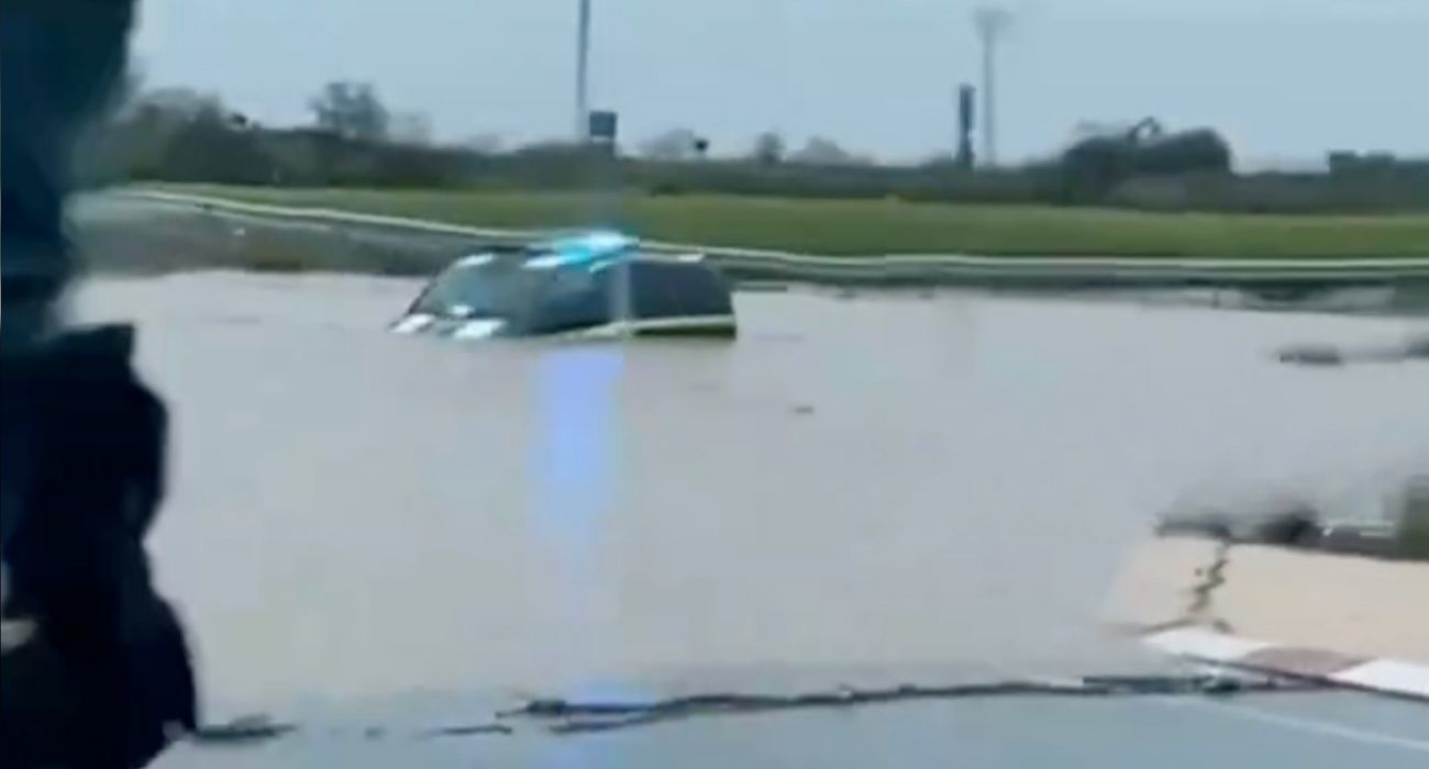 Un furgón de la Guardia Civil, atrapado por el agua que ha dejado la borrasca 'Juan'.