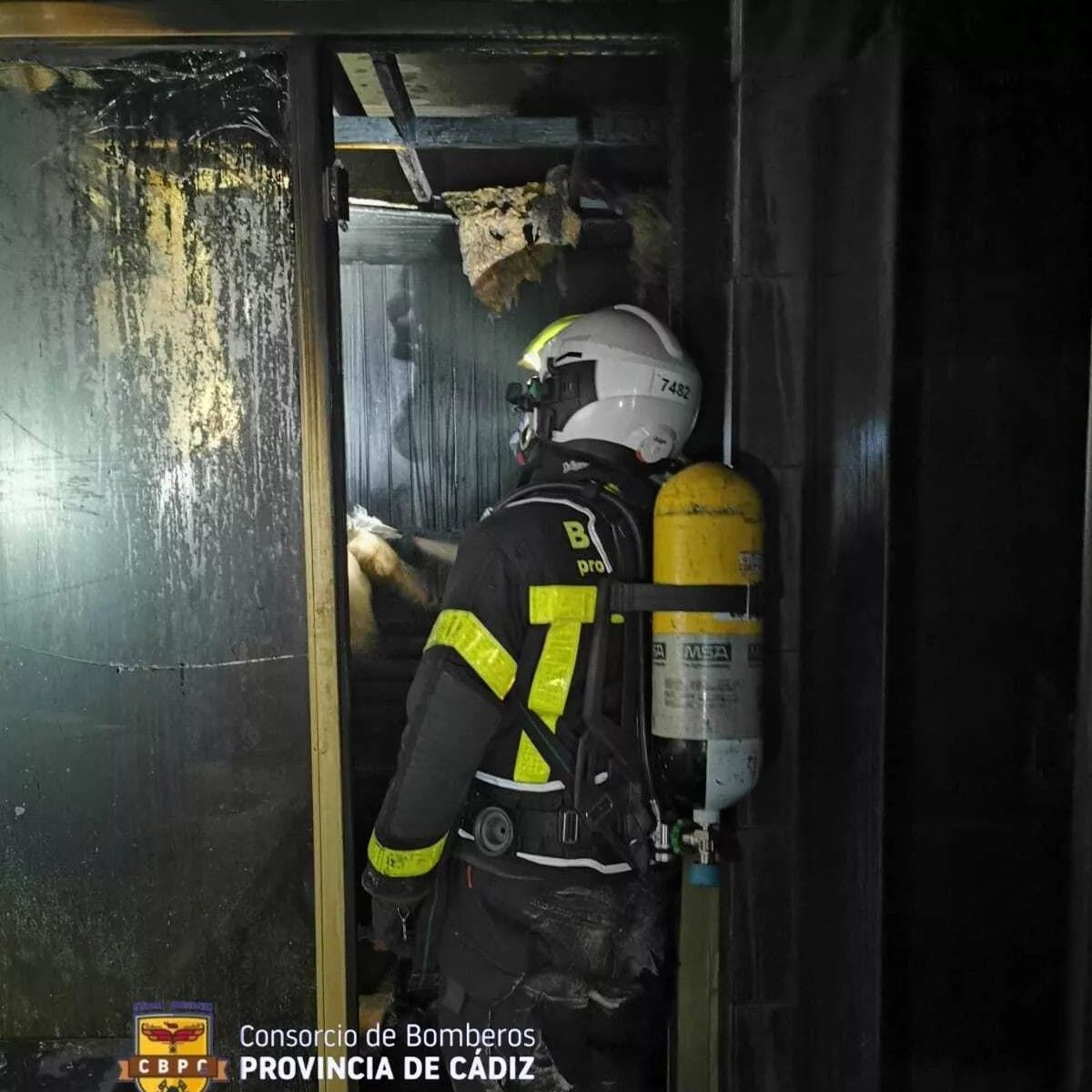 Un bombero en la sauna incendiada en El Puerto.