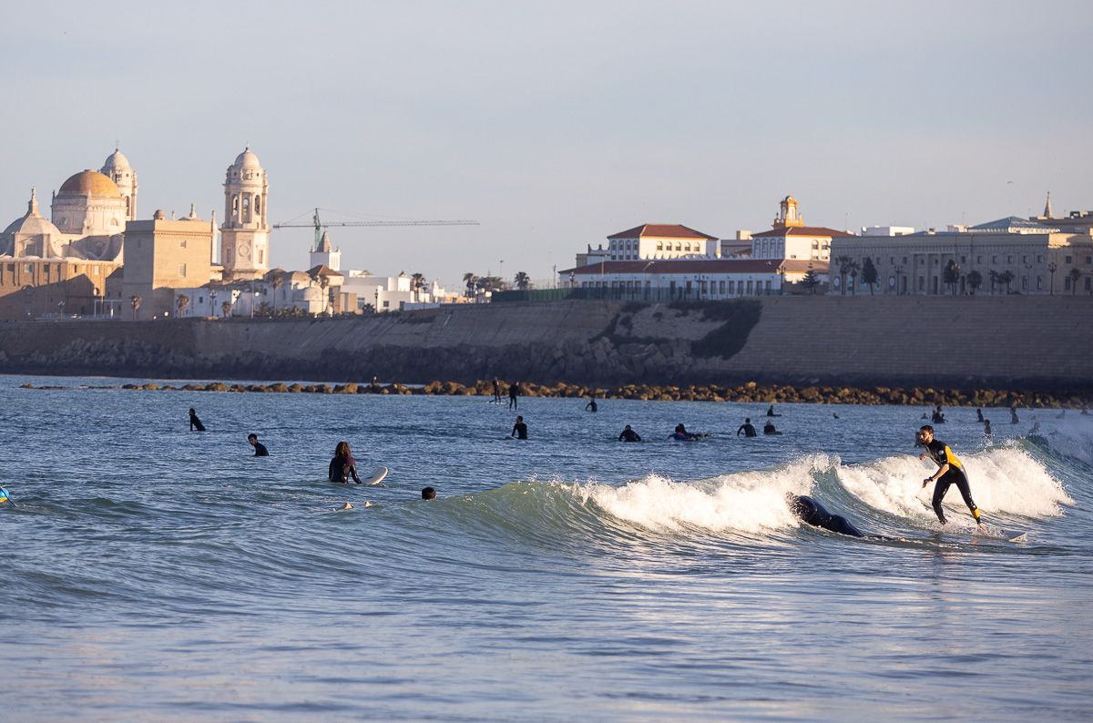Surfistas en la playa Santa María del Mar de Cádiz, en una imagen de archivo. FOTO: JUAN CARLOS TORO