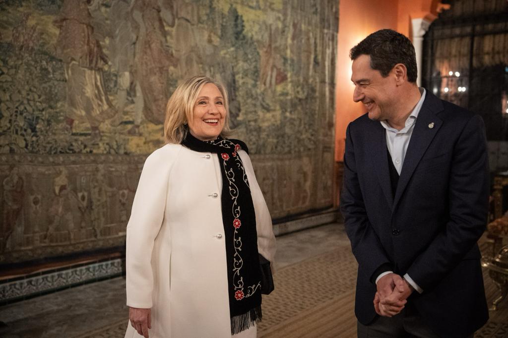 Juanma Moreno junto a Hillary Clinton.