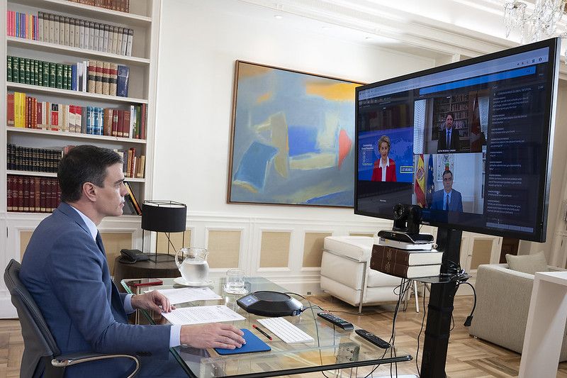 El presidente Pedro Sánchez, durante una videoconferencia con dirigentes de la UE. FOTO: MONCLOA