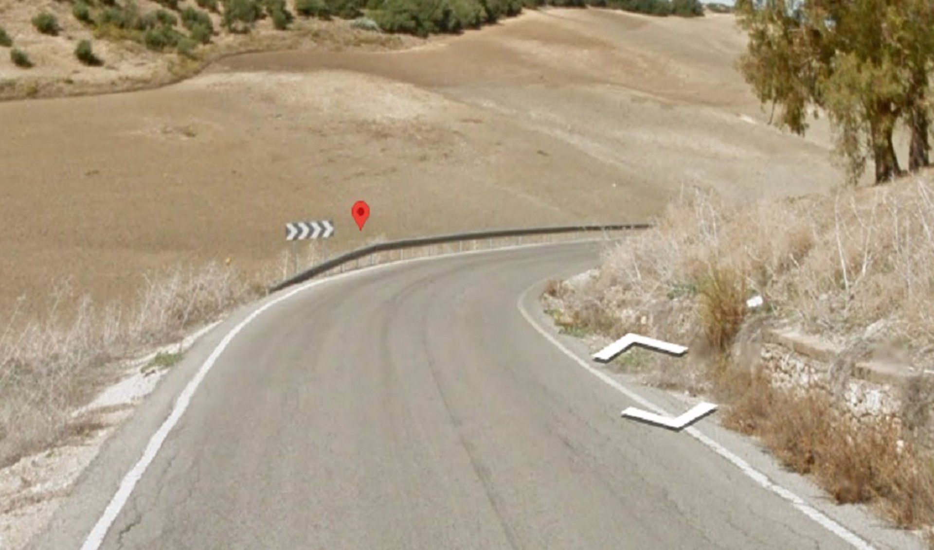 Muere un motorista de 42 años tras chocar con el quitamiedos de una curva entre Espera y Bornos.