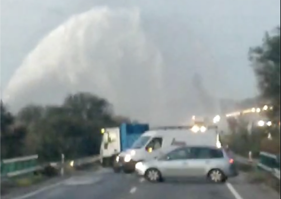 Muro de agua en la carretera entre El Portal y El Puerto.