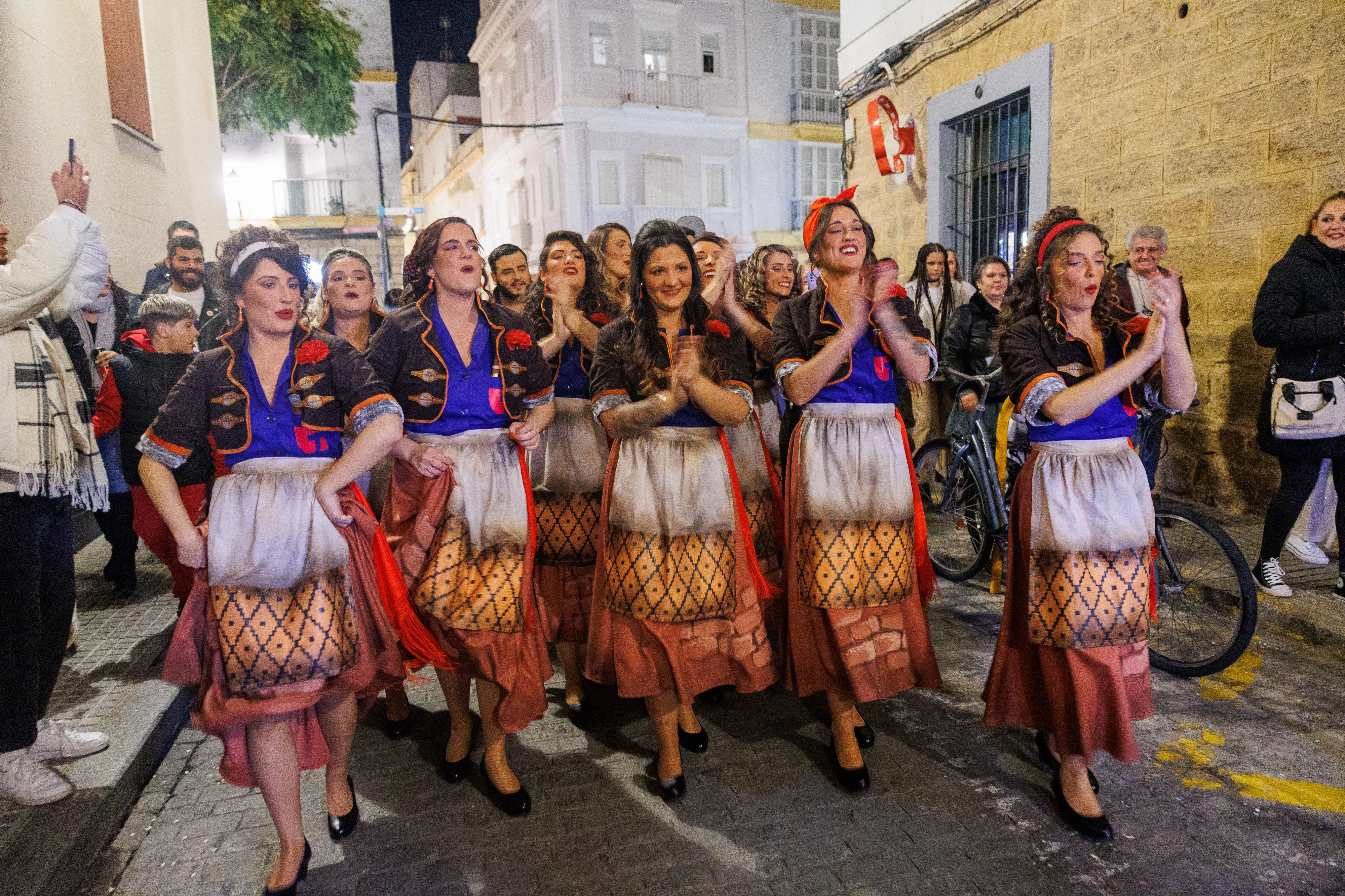 La comparsa 'Cádiz puro' inicia su pasacalles hasta el Falla.