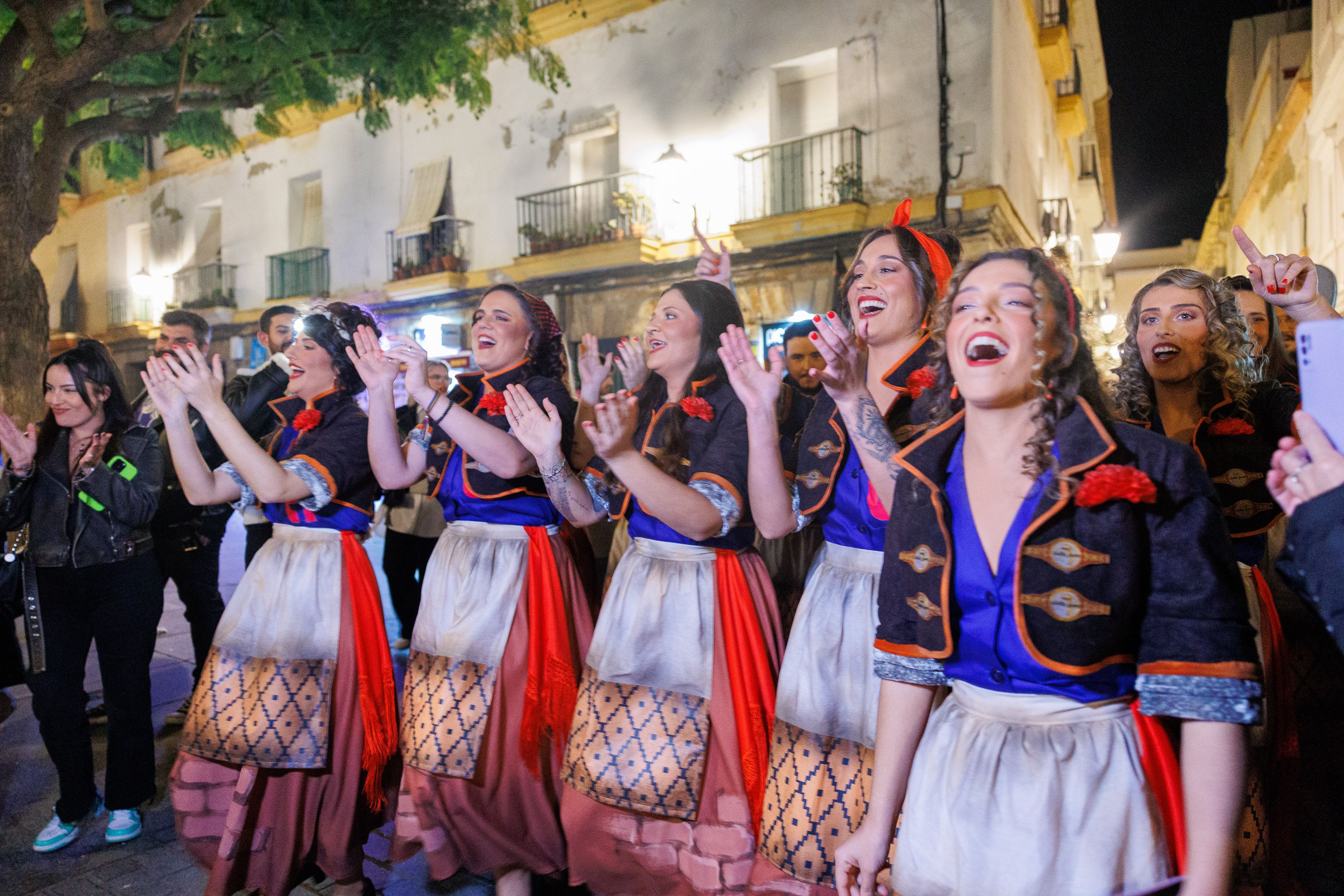 Las comparsistas del grupo de Roberto Fabio, salen de El Mentidero.