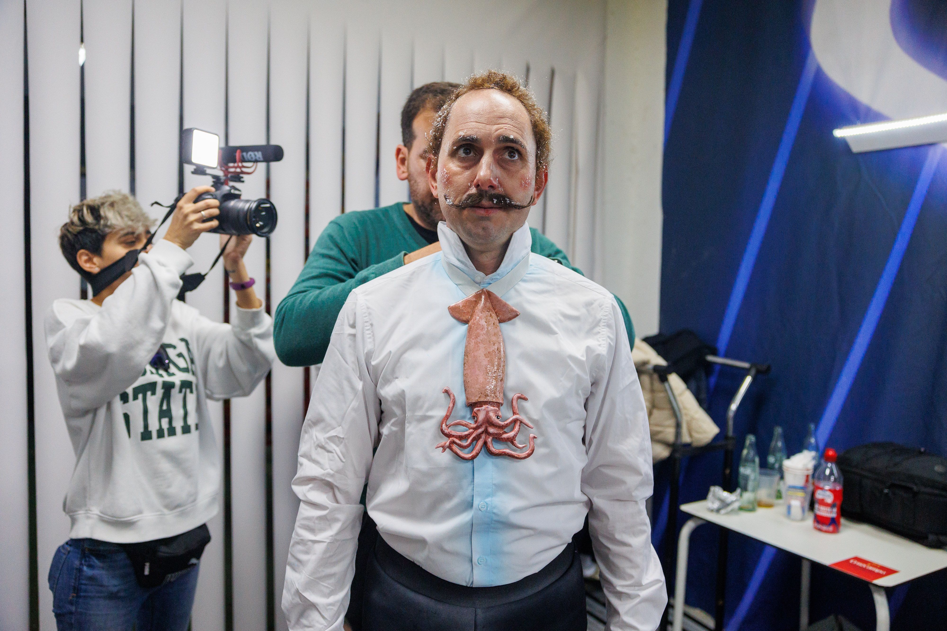 Un miembro de la chirigota del Bizcocho, en fase de vestuario.