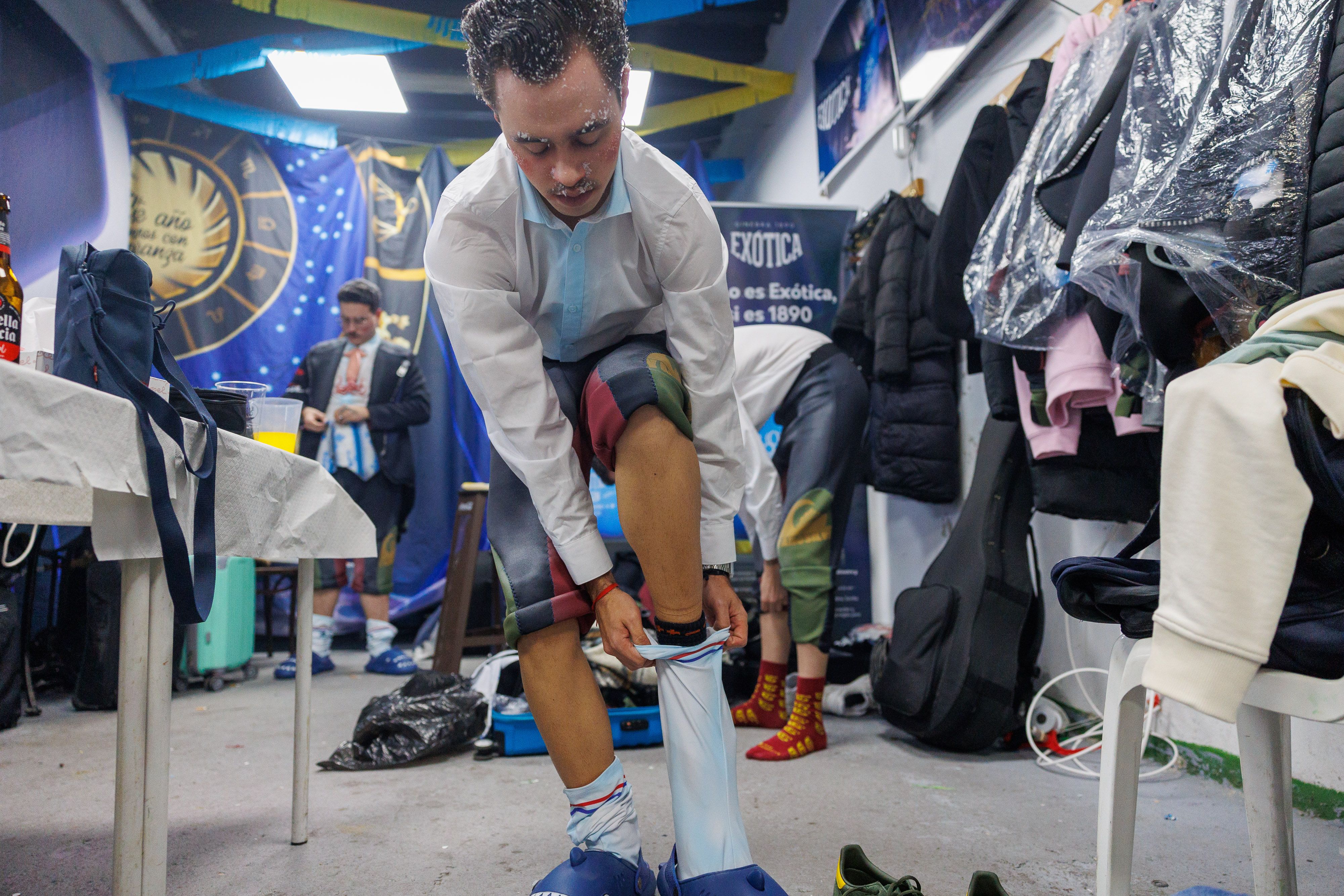 El guitarra Álvaro Barroso se coloca el tipo para actuar con 'La última y nos vamos'