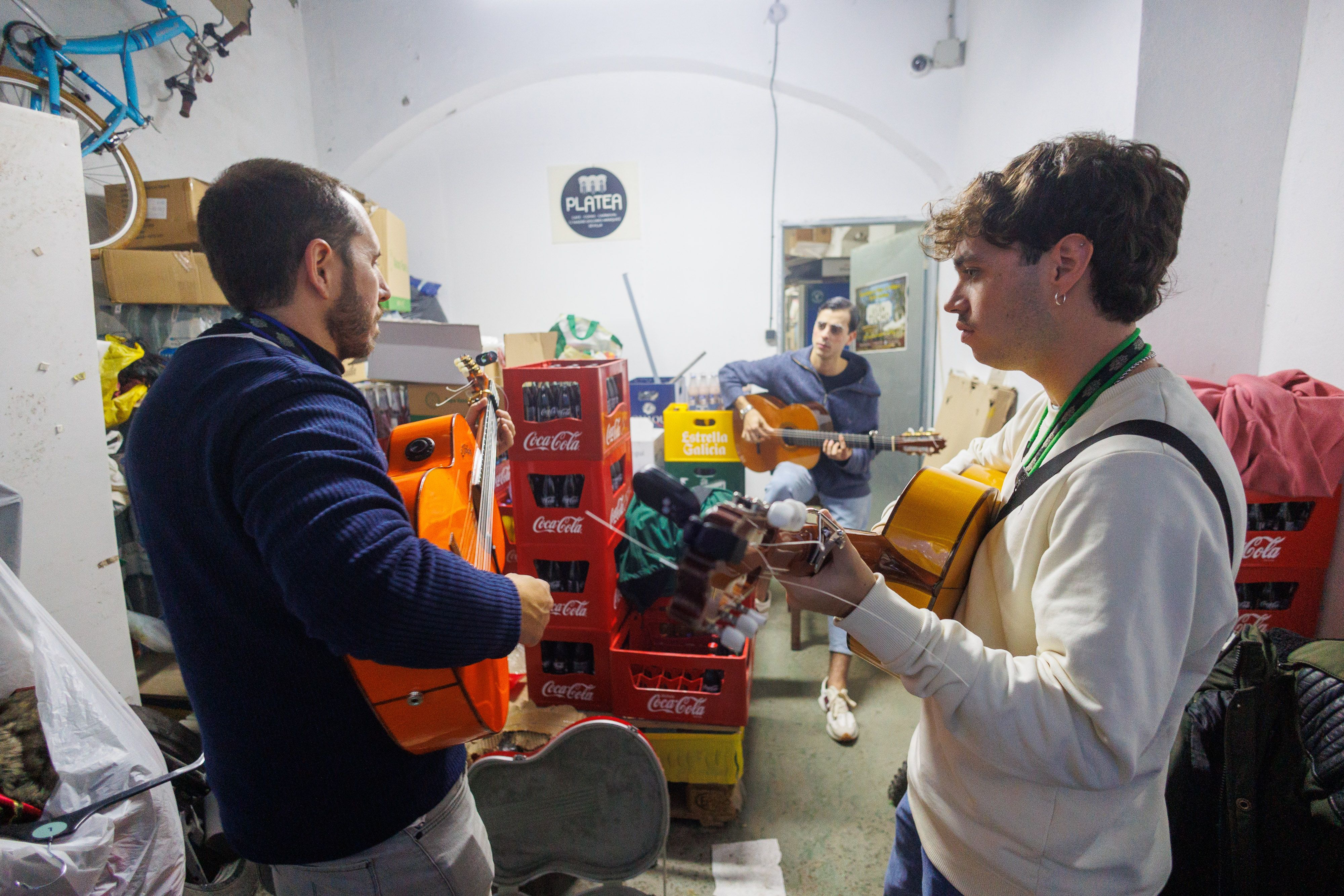 Los guitarras de 'La última y nos vamos' en un ensayo postrero.