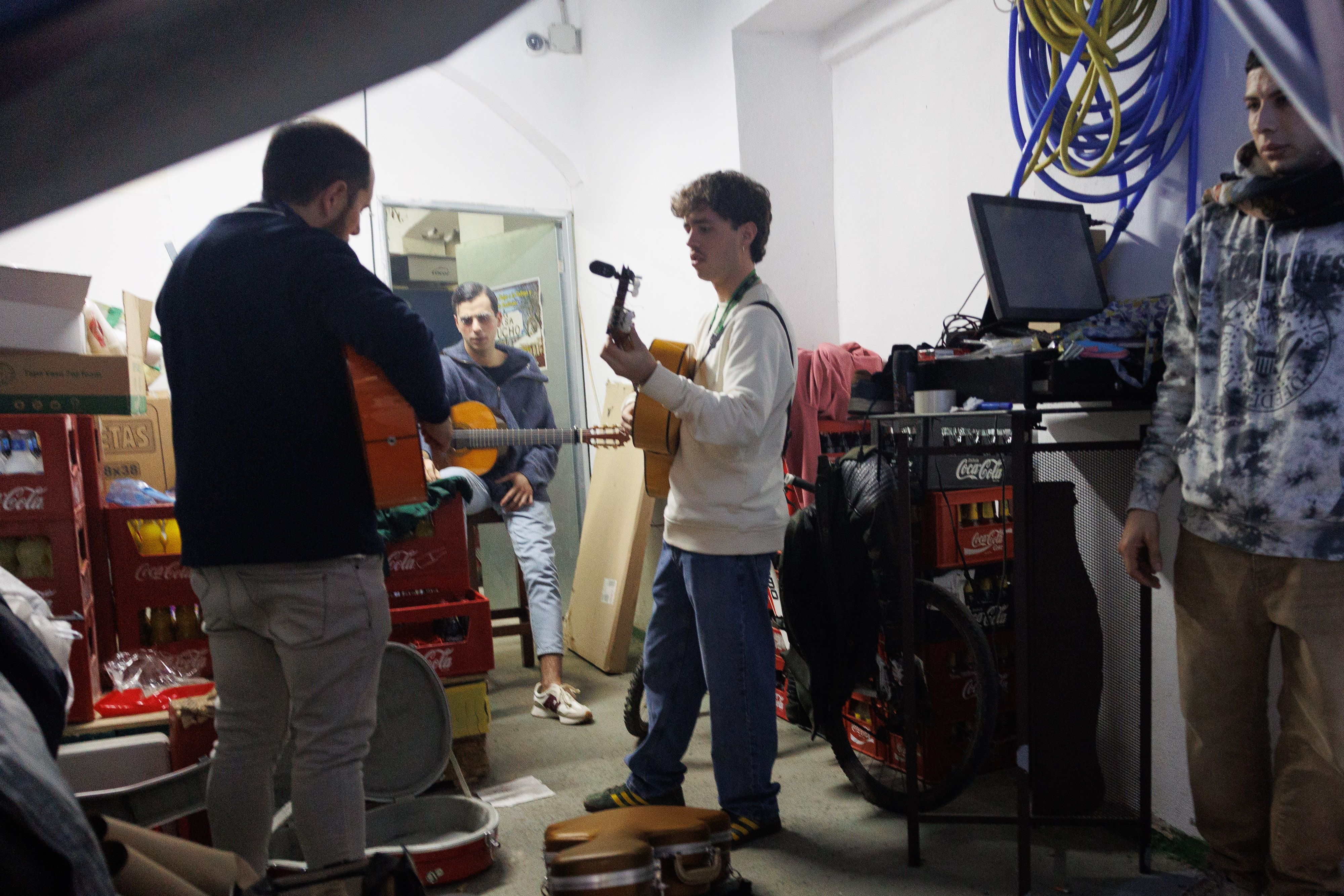 Los guitarras de 'La última y nos vamos' en un ensayo postrero.