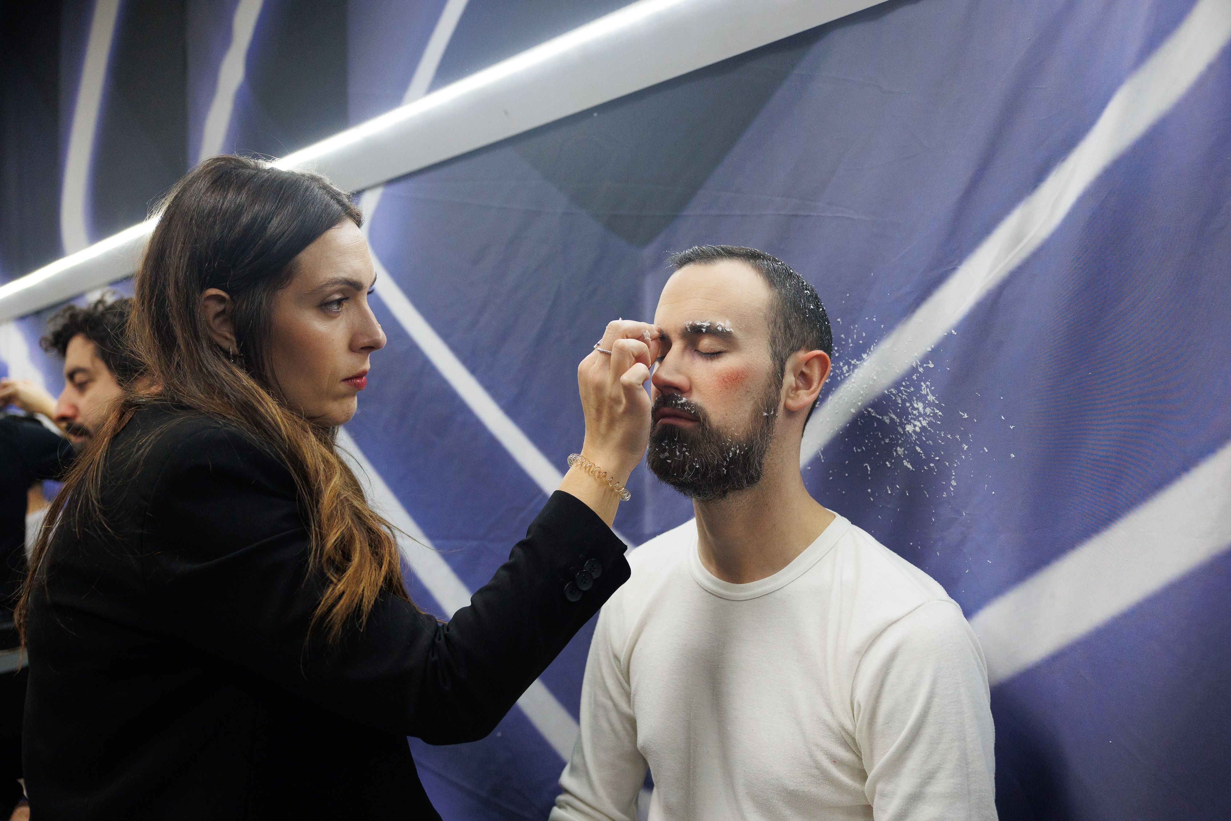 Las maquilladoras, en plena faena.