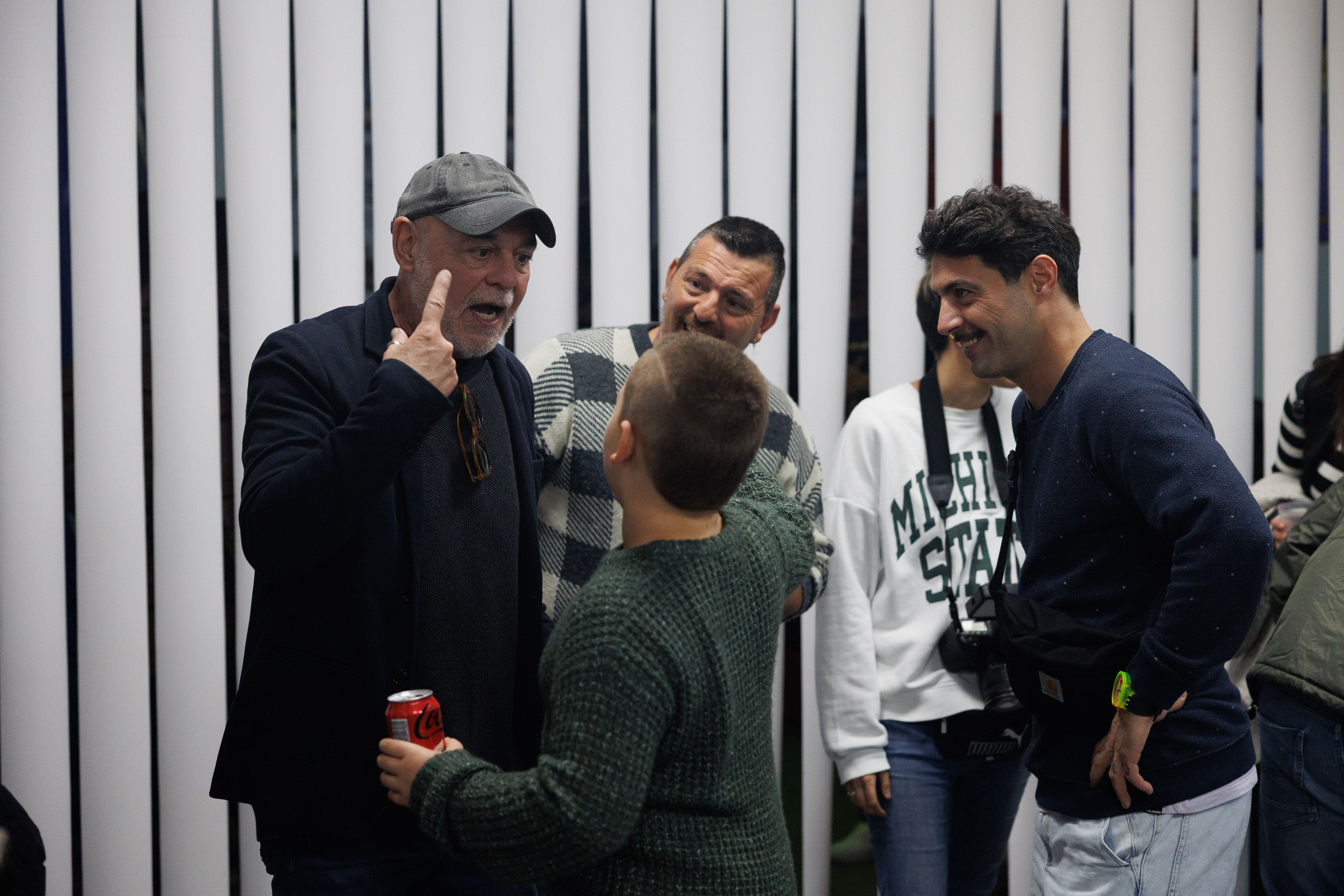 Manolín Gálvez saluda a Bizcocho en presencia de amigos y aficionados.