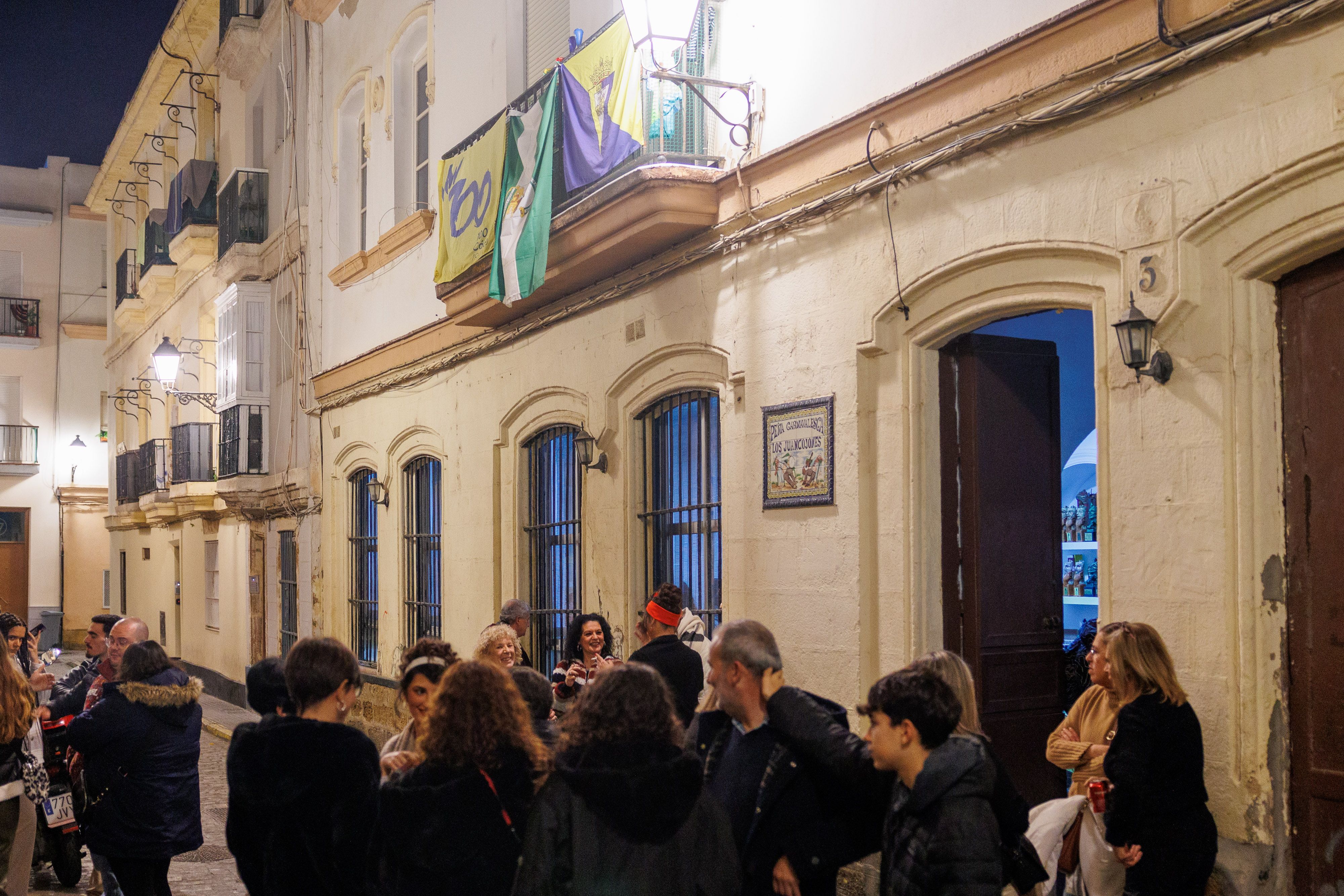 El Mentidero llegó a concentrar a cientos de aficionados en la noche del domingo.