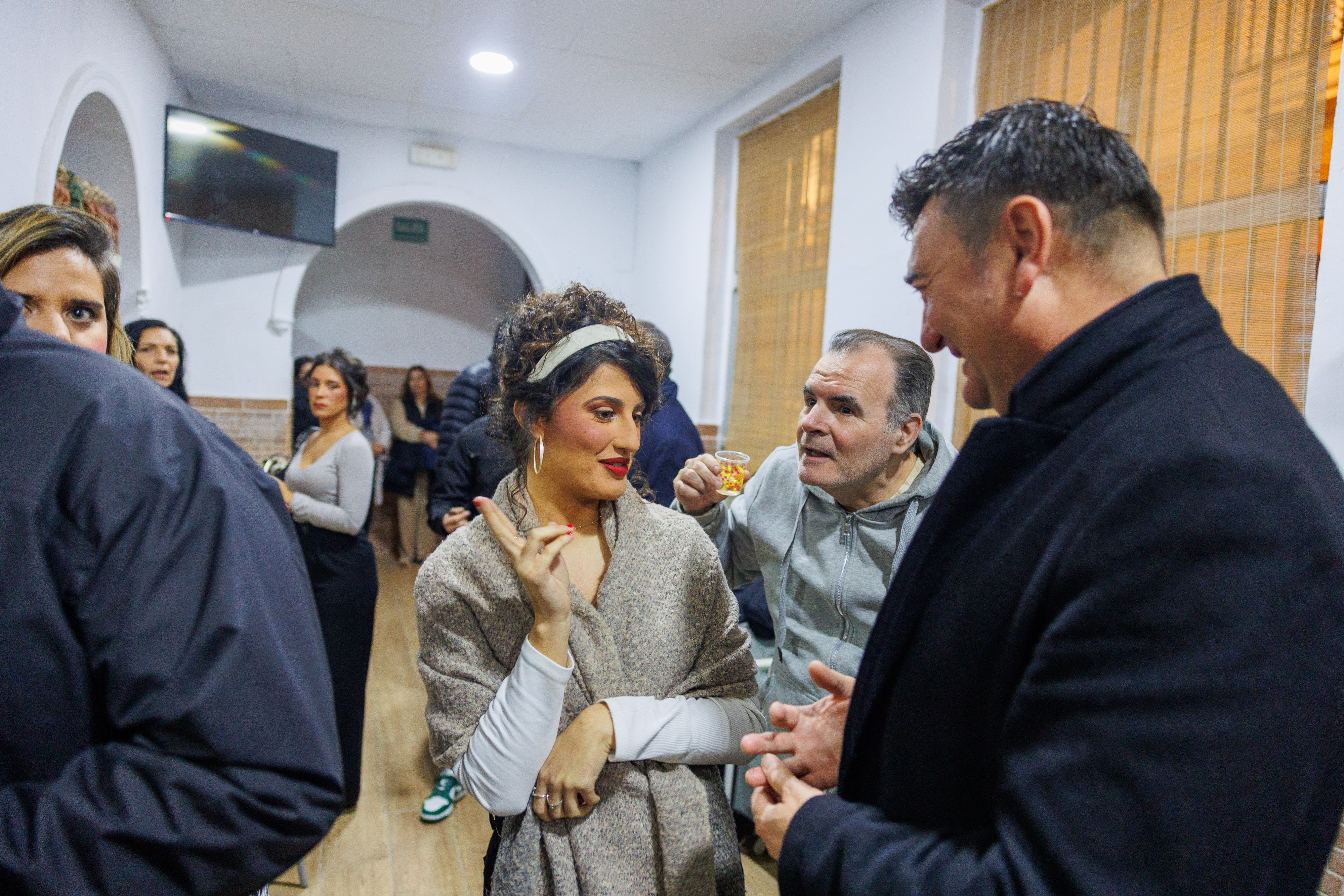 El pregonero saluda a su hija, integrante de la comparsa 'Cádiz puro'.