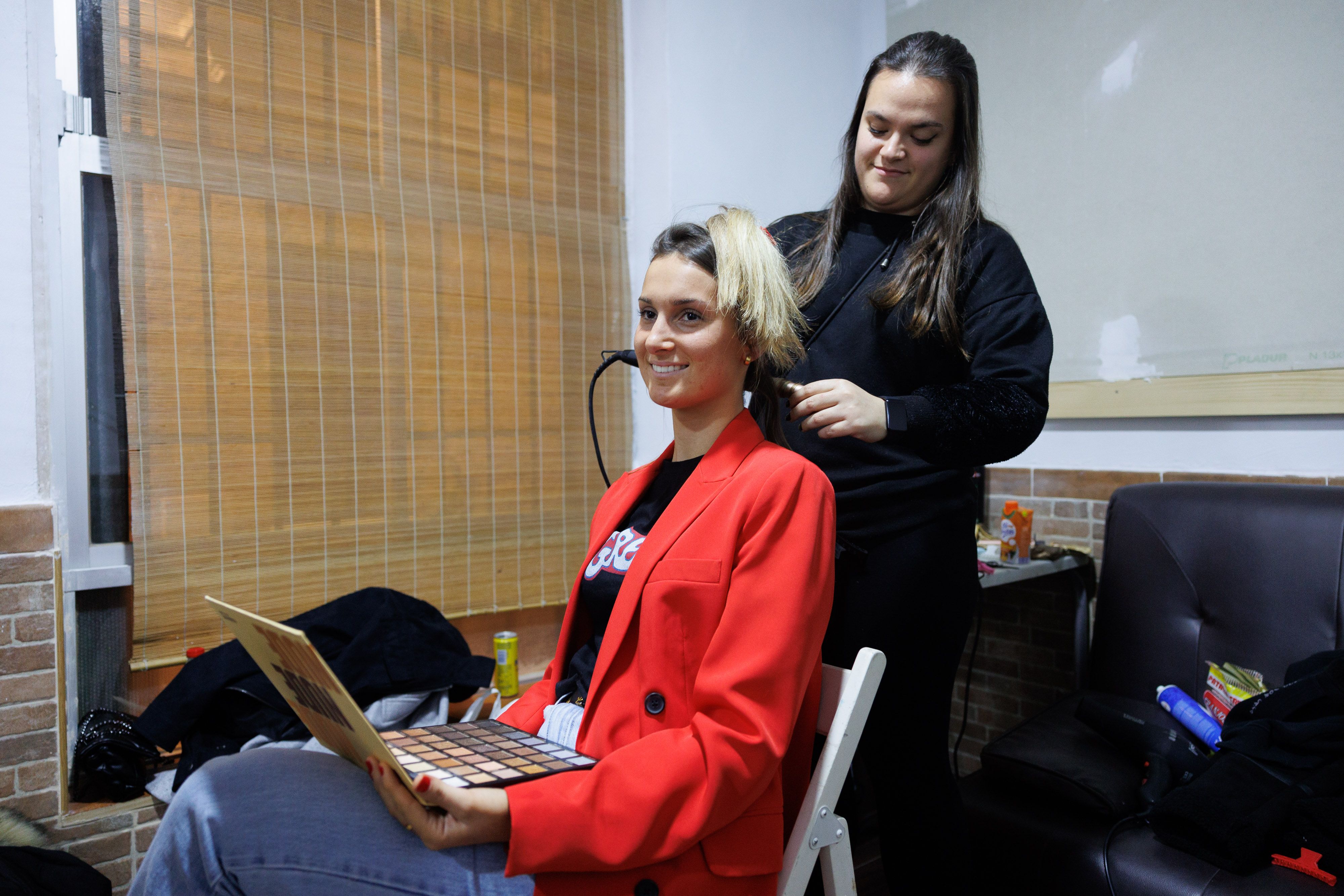 Trabajo de peluquería en la peña Los Juancojones.