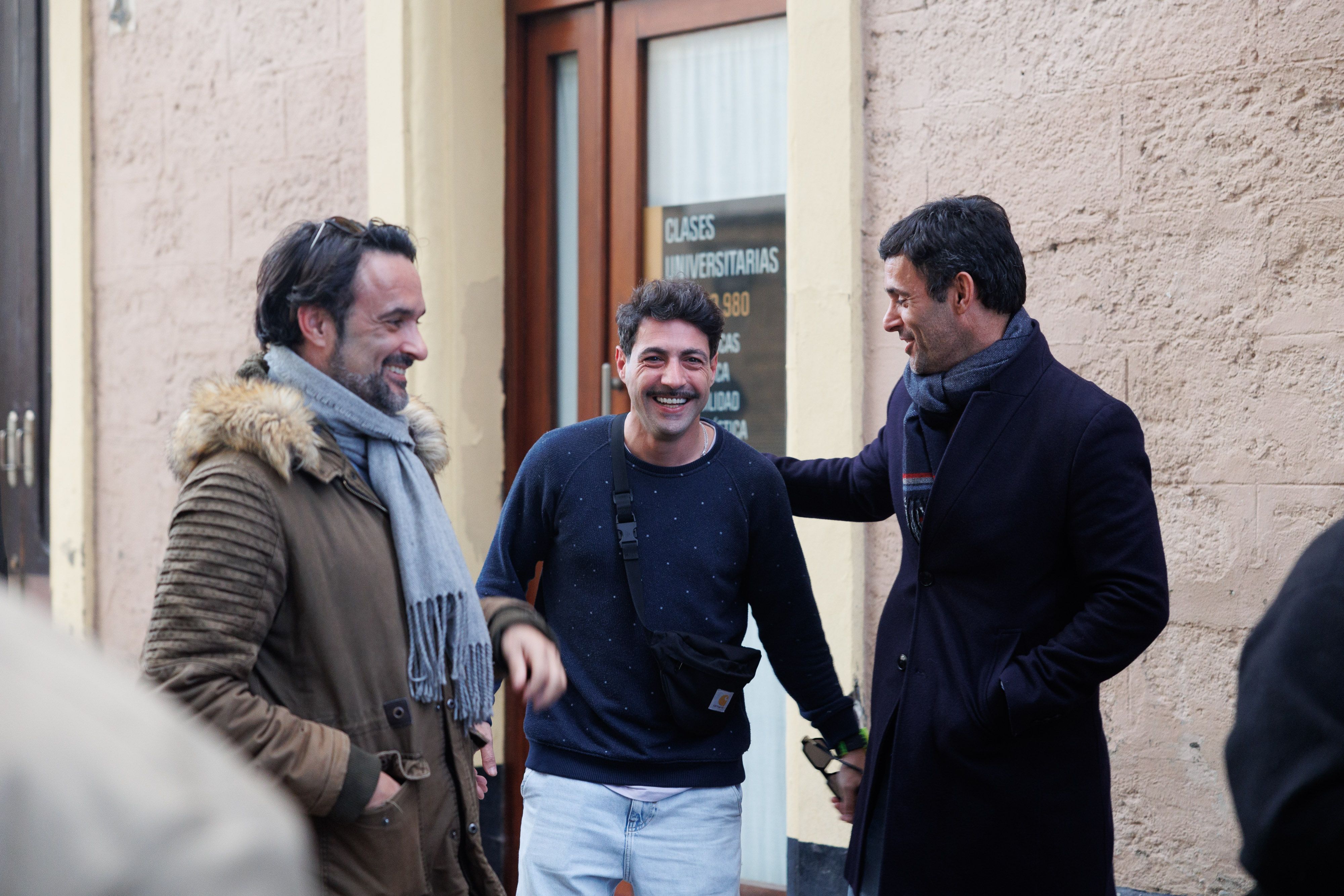 Antonio Álvarez, 'Bizcocho', en el centro, recibe la visita de dos amigos.