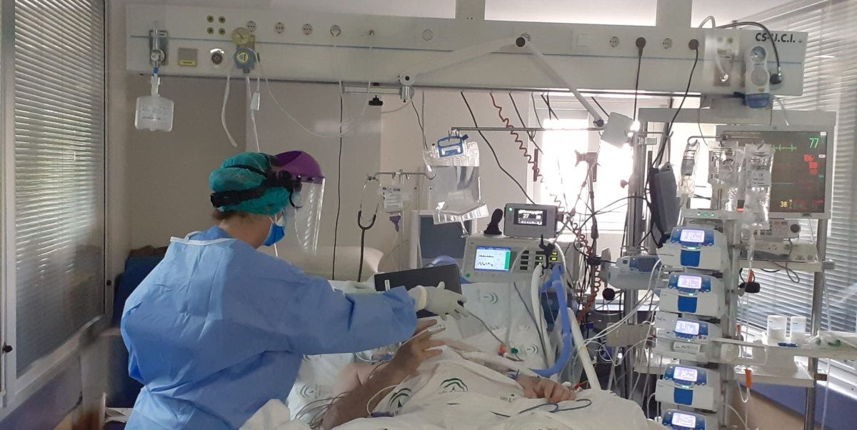 Una sanitaria en el Virgen Macarena. FOTO: SAS