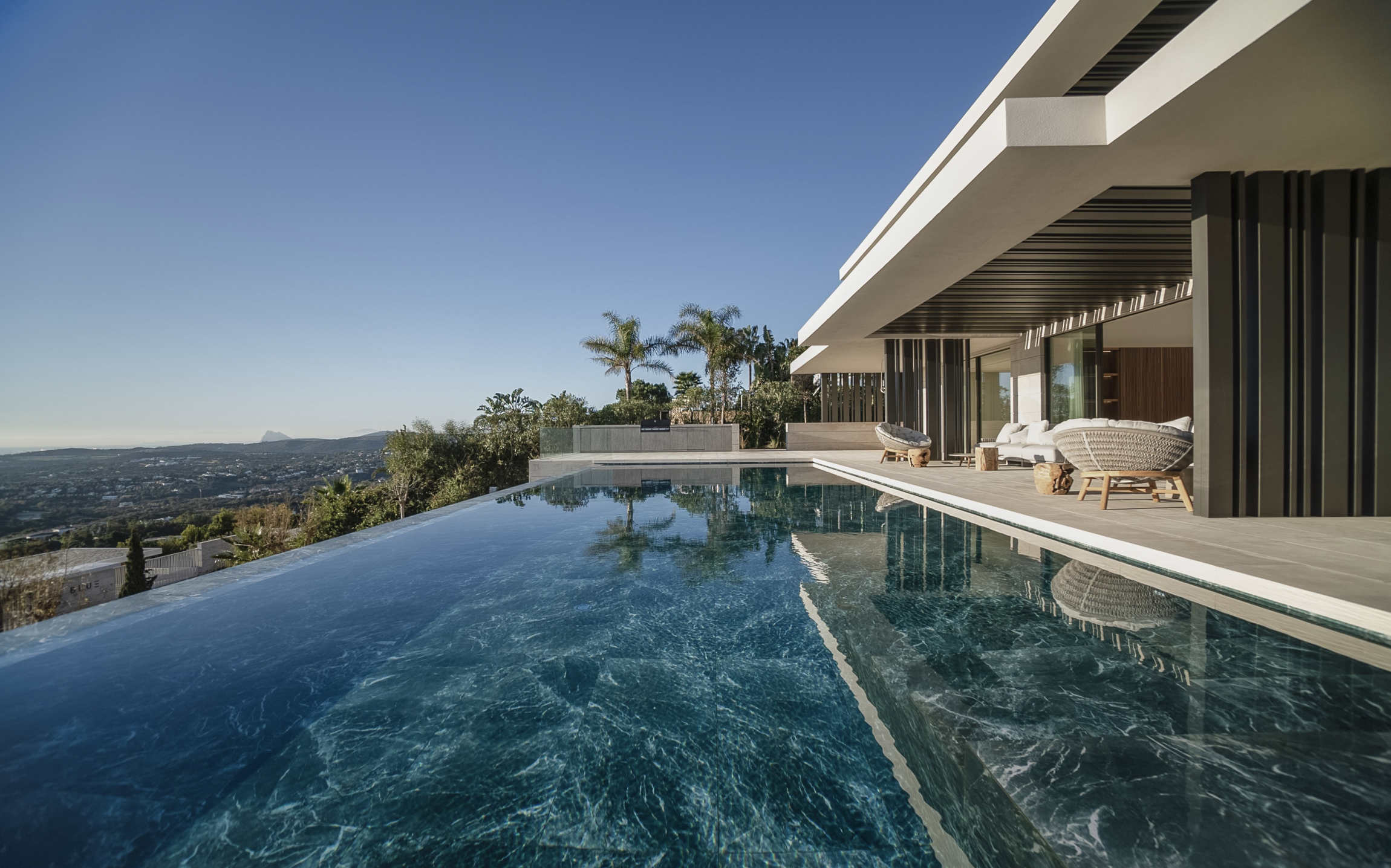 Esta es la casa de lujo ubicada en plena Costa del sol con gimnasio y bodega que es sostenible.