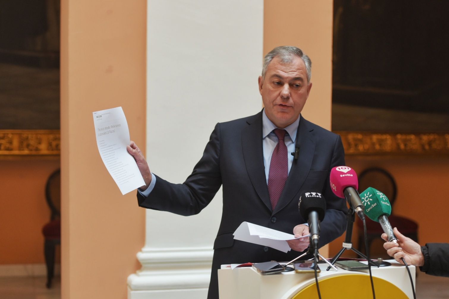 José Luis Sanz, alcalde de Sevilla, en una rueda de prensa sobre la plaza obtenida por su hermana en el Ayuntamiento.