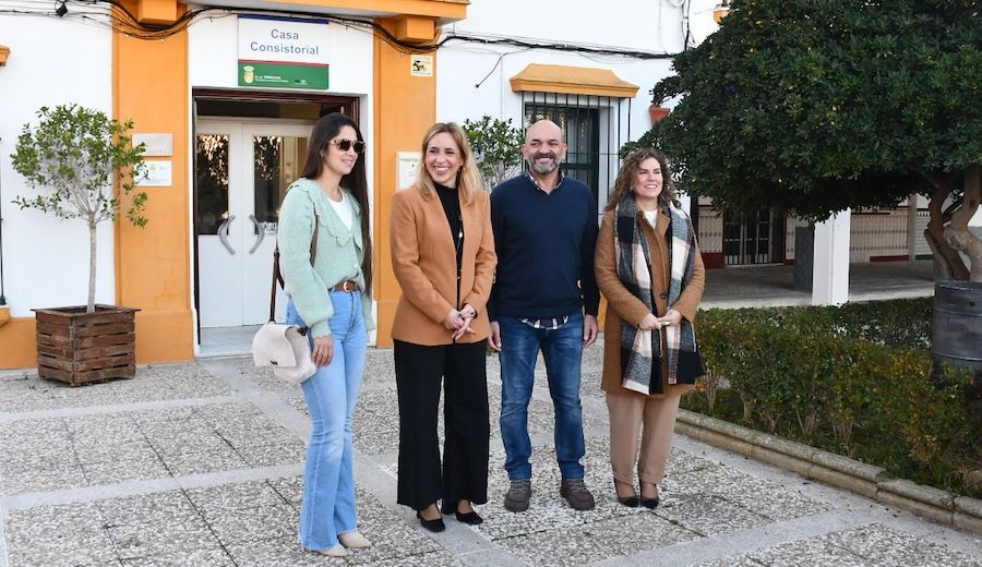 La presidenta de Diputación, Almudena Martínez, en Torrecera con el alcalde, Francisco Arcila.