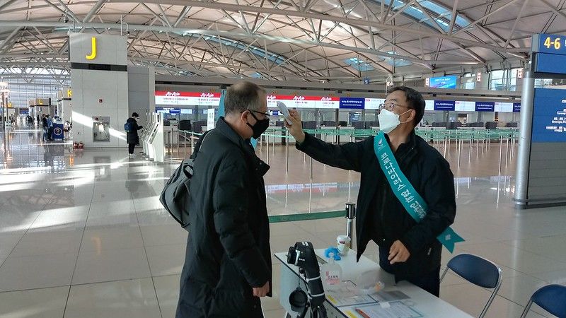 Control de temperatura en un aeropuerto coreano. FOTO: Jens-Olaf Walter