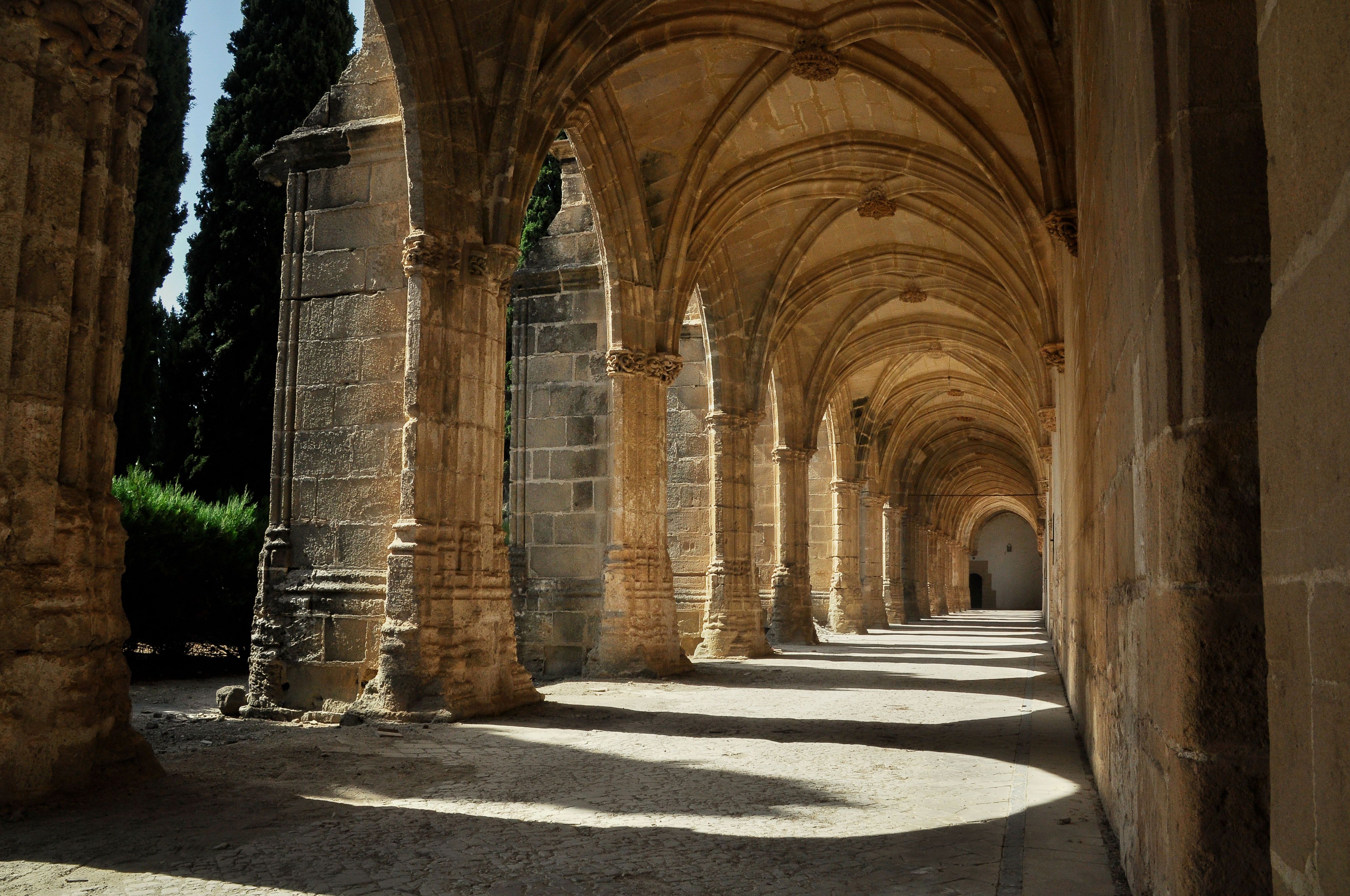 Claustro interior del monasterio de La Cartuja.