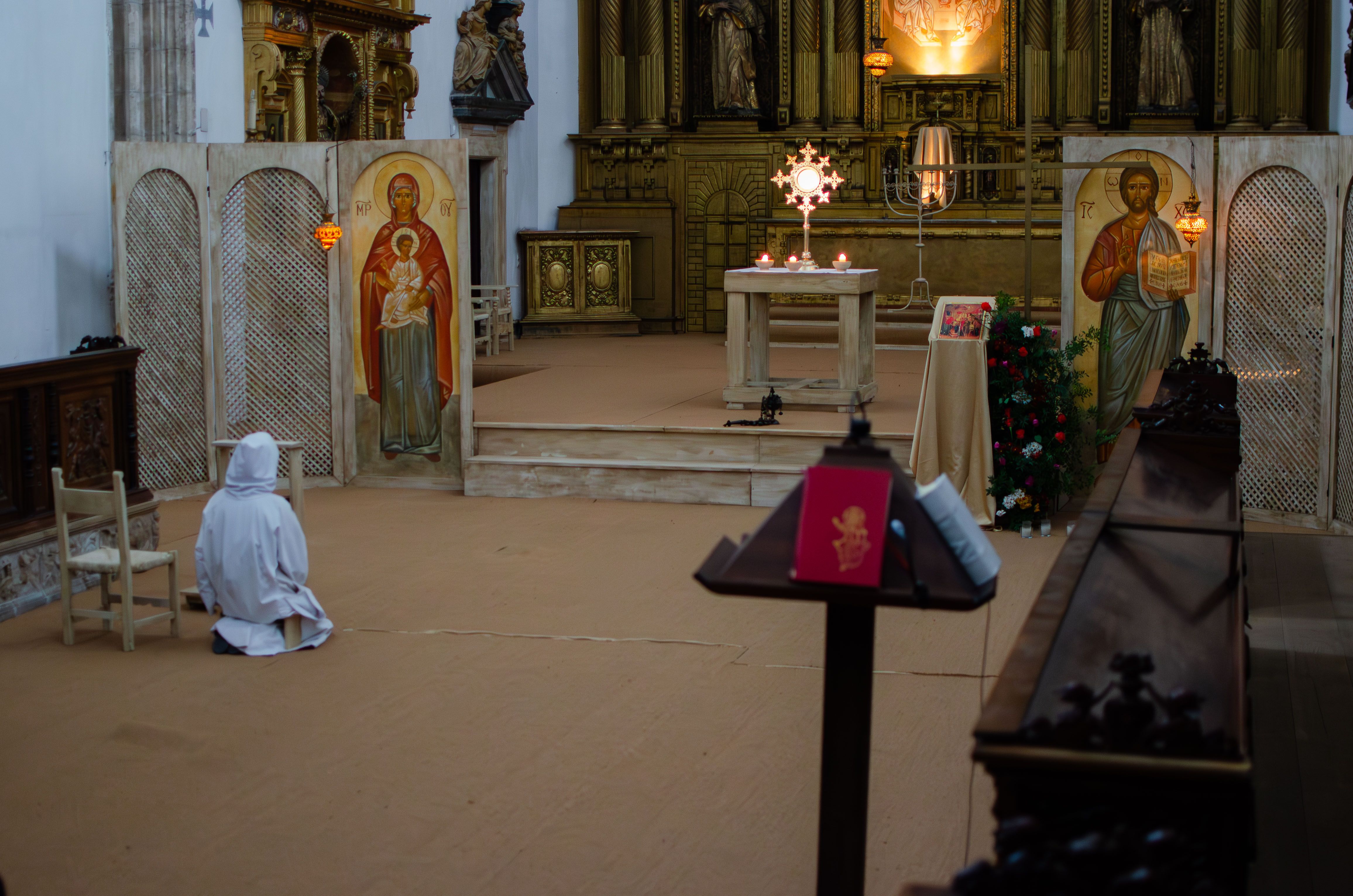 Imagen del interior de la Iglesia de la Cartuja en la que se ve la tarima que las monjas colocaron sobre el  original.